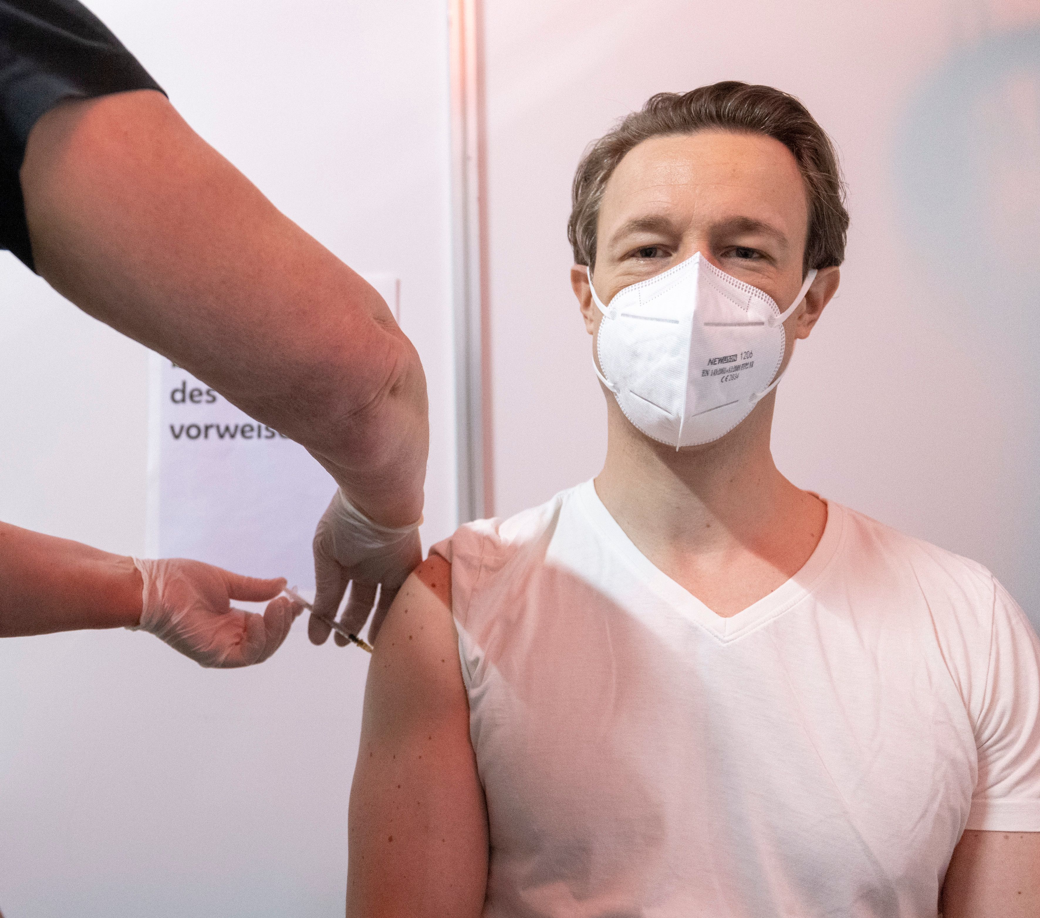 Finanzminister erhielt am Dienstag seine erste Teilimpfung.