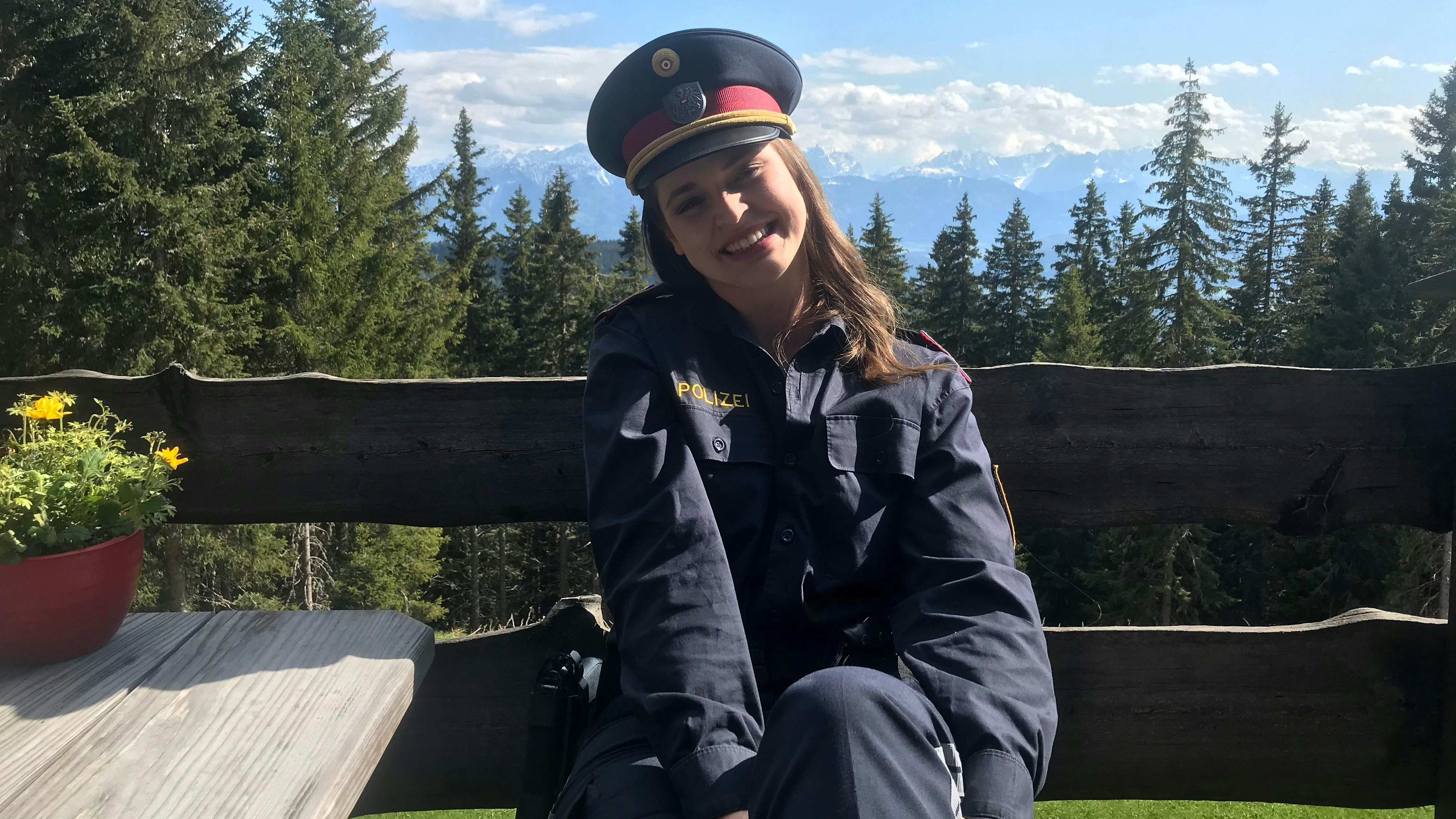 Roxanne Rapp in Polizeimontur