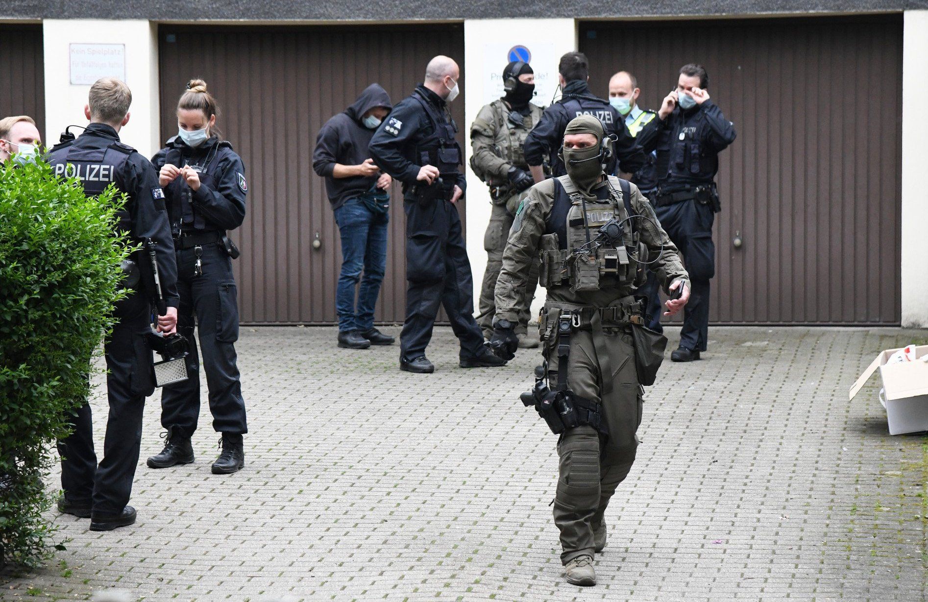 Download von www.picturedesk.com am 08.06.2021 (13:19).  07 June 2021, North Rhine-Westphalia, Essen: Police stand in front of an office building in Essen, Germany, during a large-scale operation against narcotics crime. International investigators have arrested more than 800 suspects in over 100 countries during an operation against organized crime, according to Europol. (to dpa "Europol: More than 800 arrests after international operation") Photo: Stephan Witte/KDF-TV & Picture/dpa - 20210607_PD8779 - Rechteinfo: Rights Managed (RM)