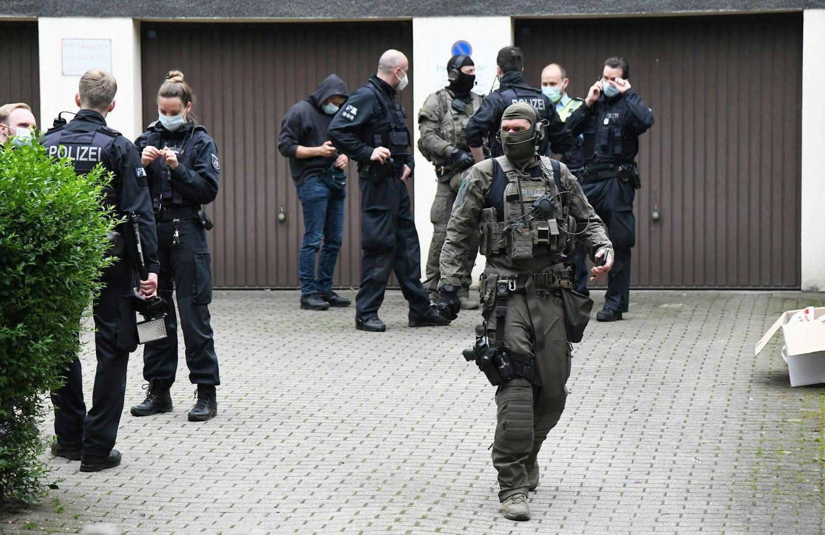 Eine Razzia im Rahmen der Operation "Trojan Shield" in Essen, Nordrhein-Westfalen, am 7. Juni 2021.