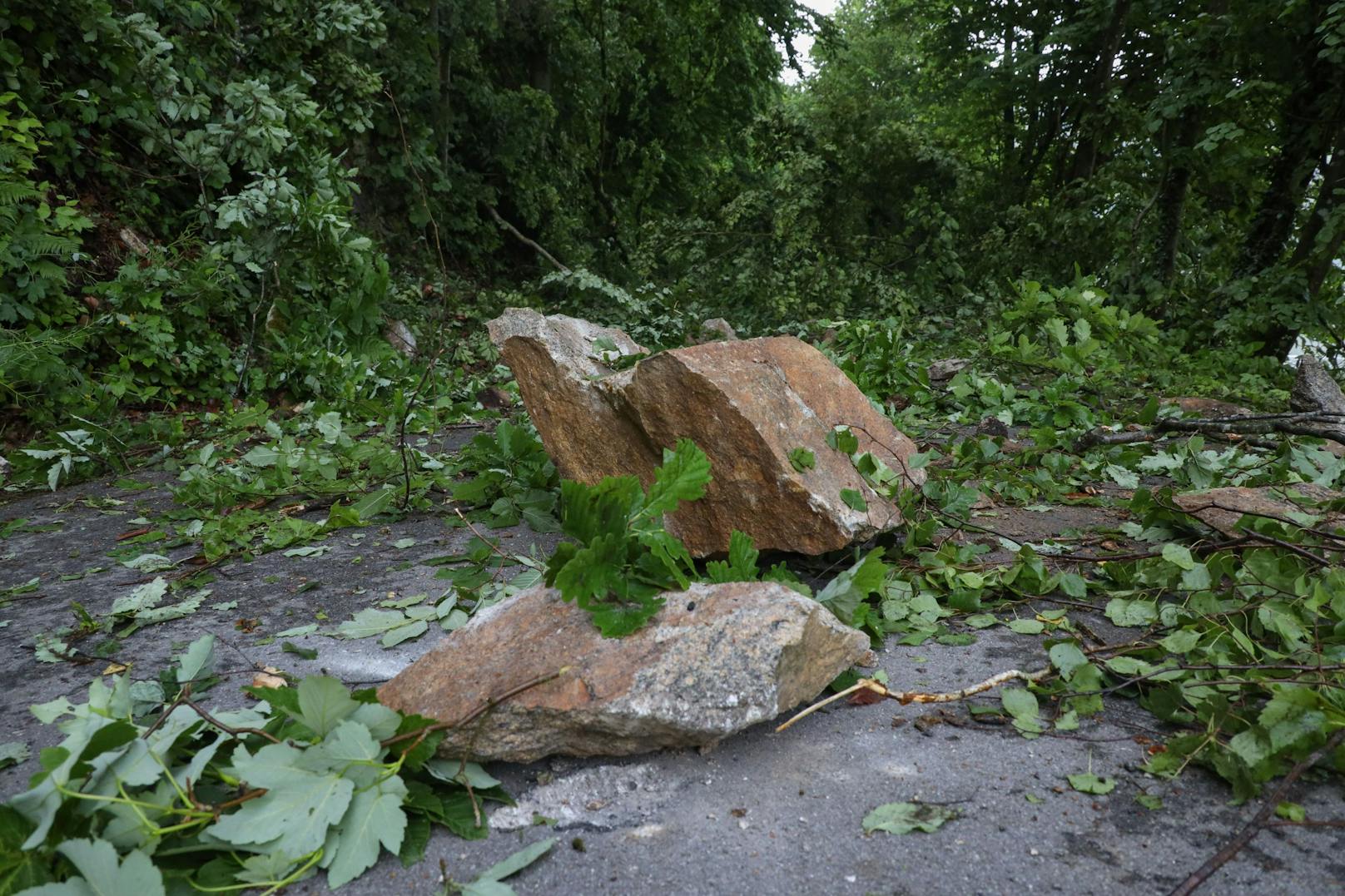 Die Felsbrocken lagen mitten auf dem Radweg.
