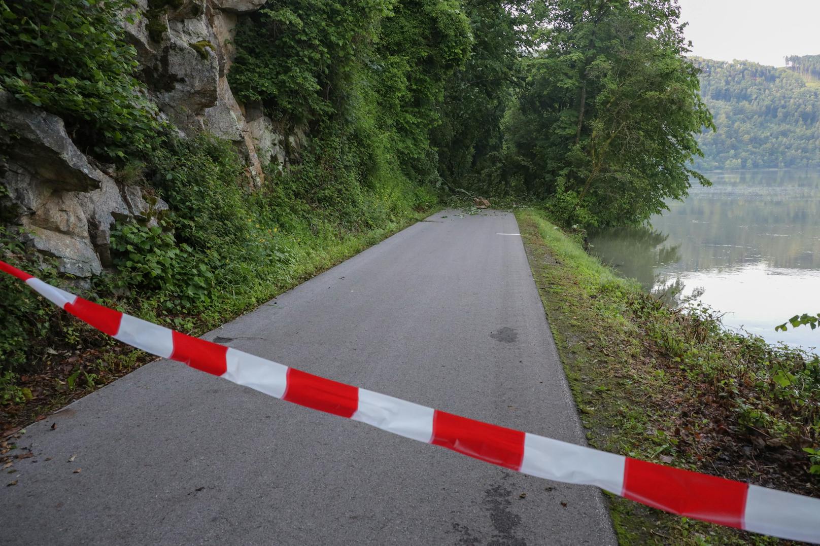 Die Felsbrocken stürzten auf den beliebten Radweg in Aschach/Donau.