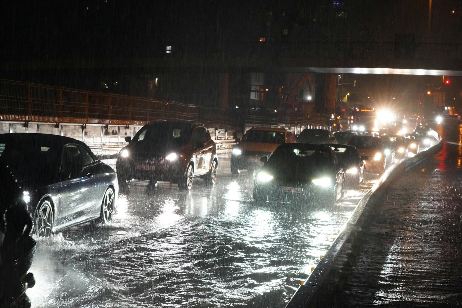 Bereits am Samstag hatten Unwetter in Stuttgart die Schillerstraße vor dem Hauptbahnhof überflutet.&nbsp;