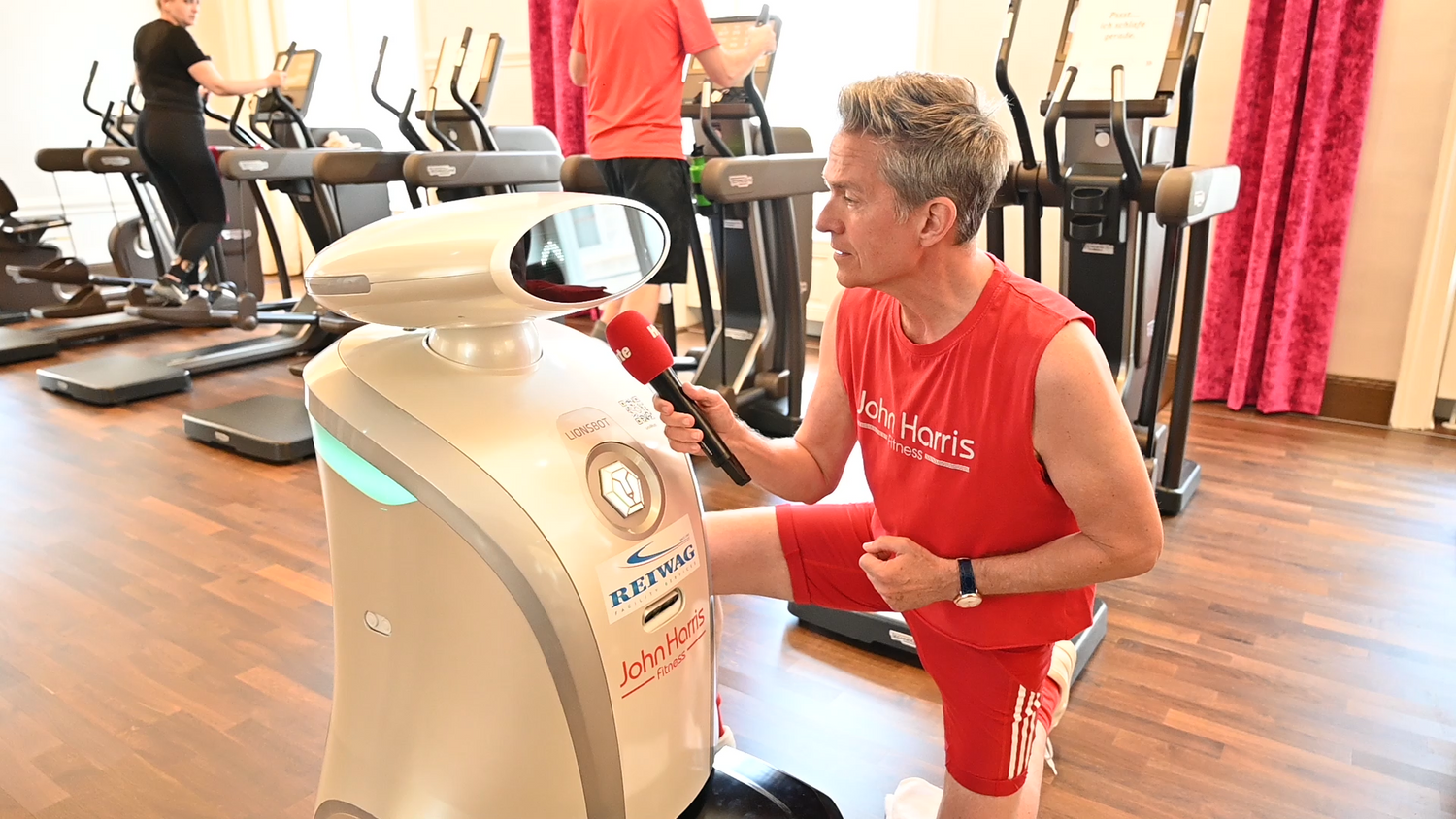 Entertainer Alfons Haider interviewte für "Heute" Putzroboter Franziska