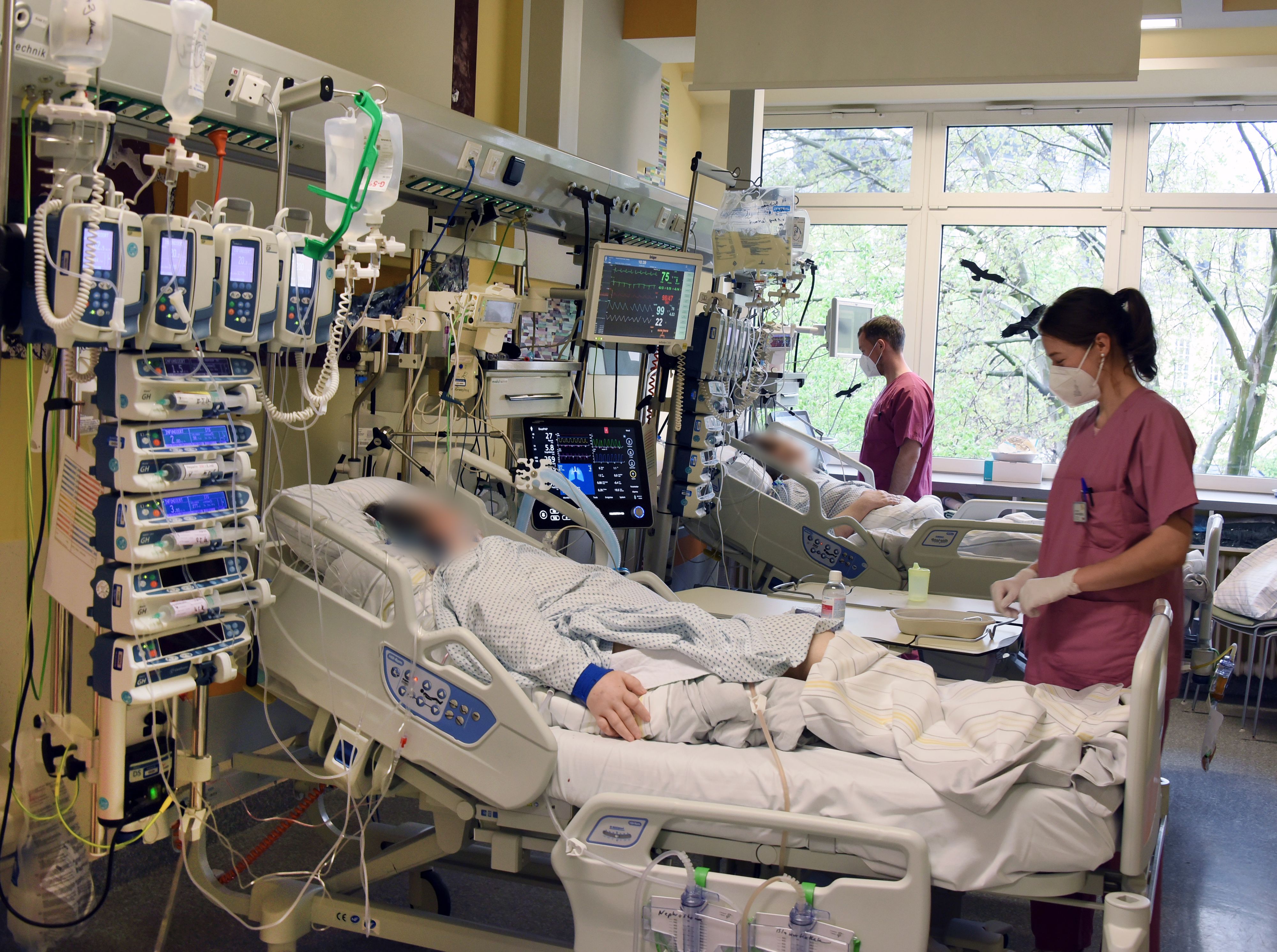 Corona-Patienten und -Medizinpersonal auf einer Intensivstation eines Spitals.