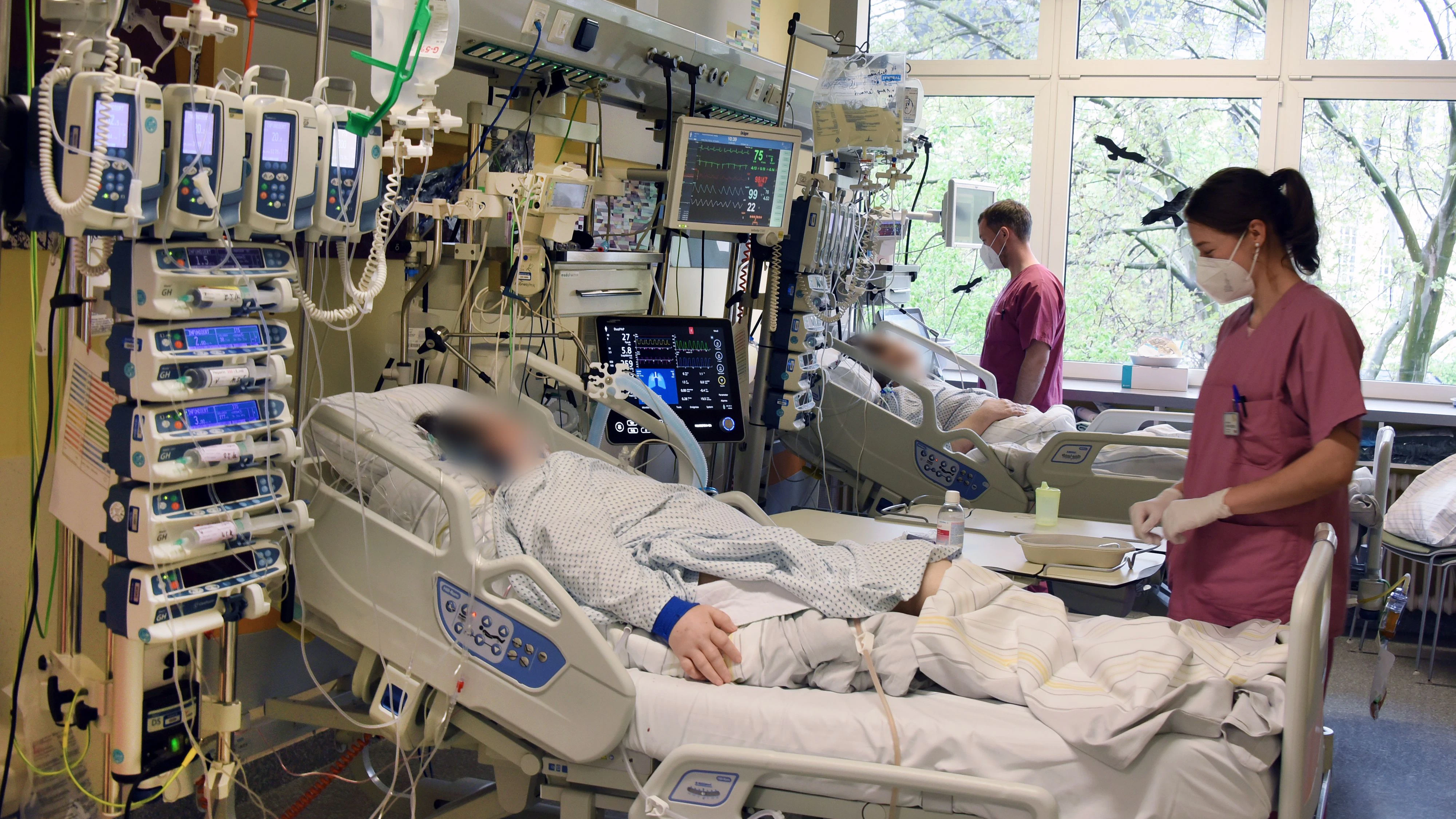 Corona-Patienten und -Medizinpersonal auf einer Intensivstation eines Spitals.