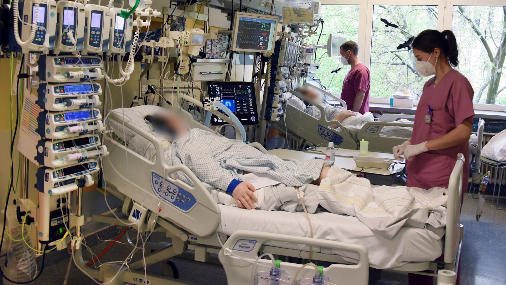 Corona-Patienten und -Medizinpersonal auf einer Intensivstation eines Spitals.