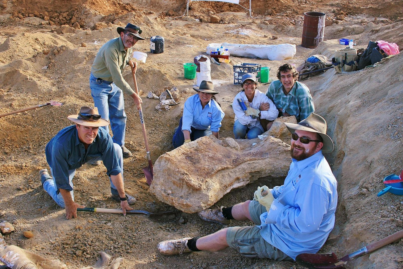 Das Paar hatte die Knochen im Jahr 2005 gefunden. Über mehrere Jahre buddelten sie zusammen mit anderen Forscherinnen und Forschern die Überbleibsel eines Millionen-Jahre-alten Dinosauriers aus.