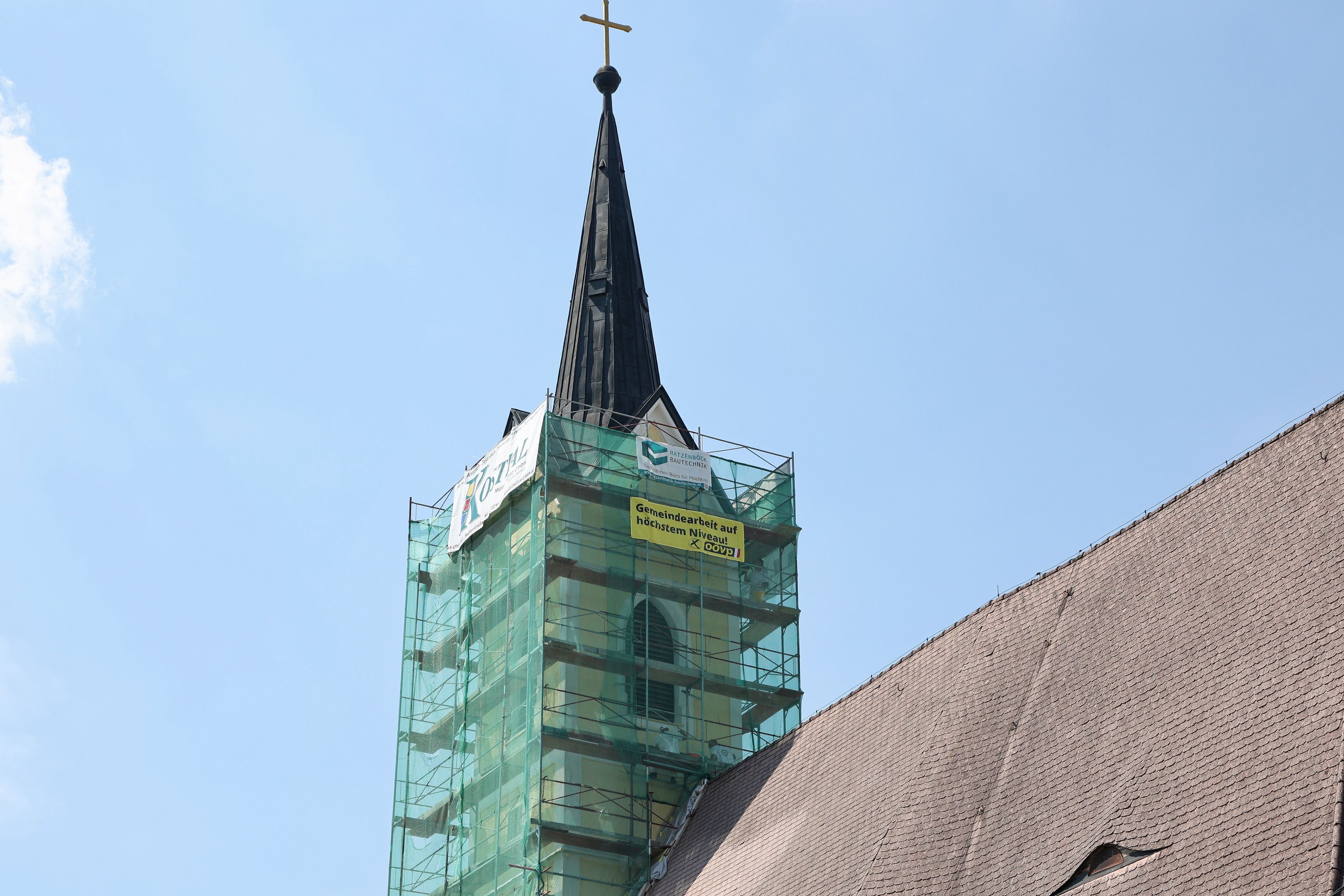 In Roitham sorgt ein ÖVP-Plakat auf einem Kirchturm für Wirbel.