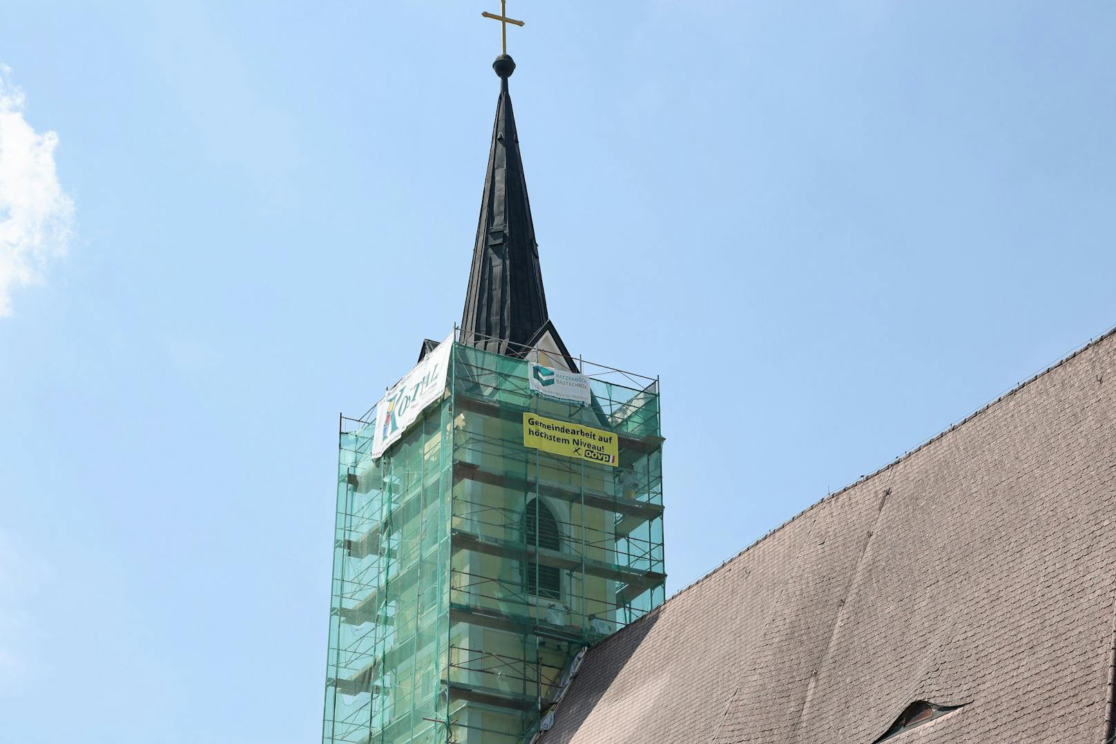 In Roitham sorgt ein ÖVP-Plakat auf einem Kirchturm für Wirbel.