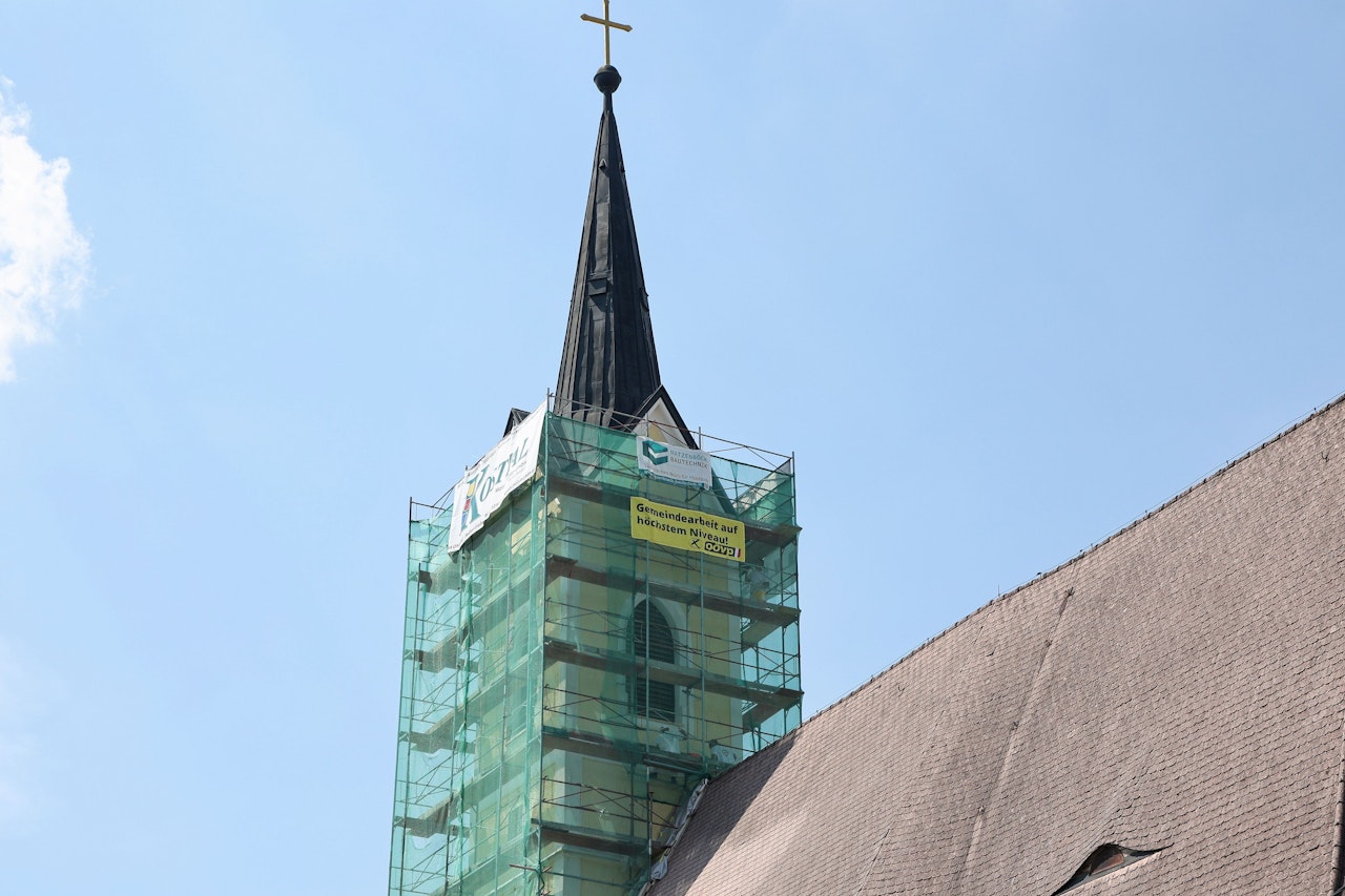 Heute.at - Wirbel um ÖVP-Wahlplakat auf einem Kirchturm