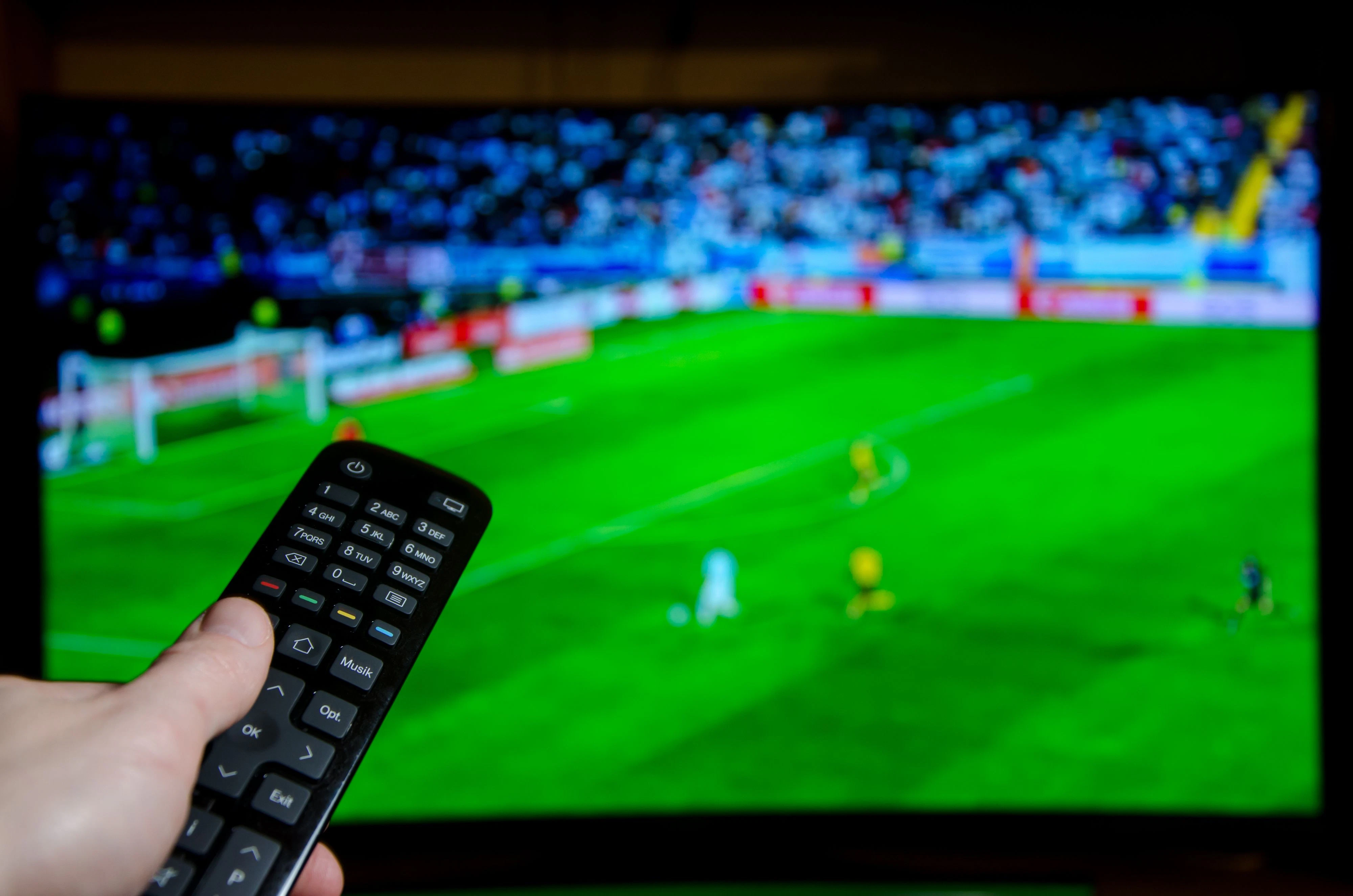 Angestellte können ihren Job riskieren, wenn sie ohne ausdrückliche Erlaubnis des Arbeitgebers gemeinsam mit den Kolleginnen und Kollegen in der Arbeitszeit Fußball schauen.