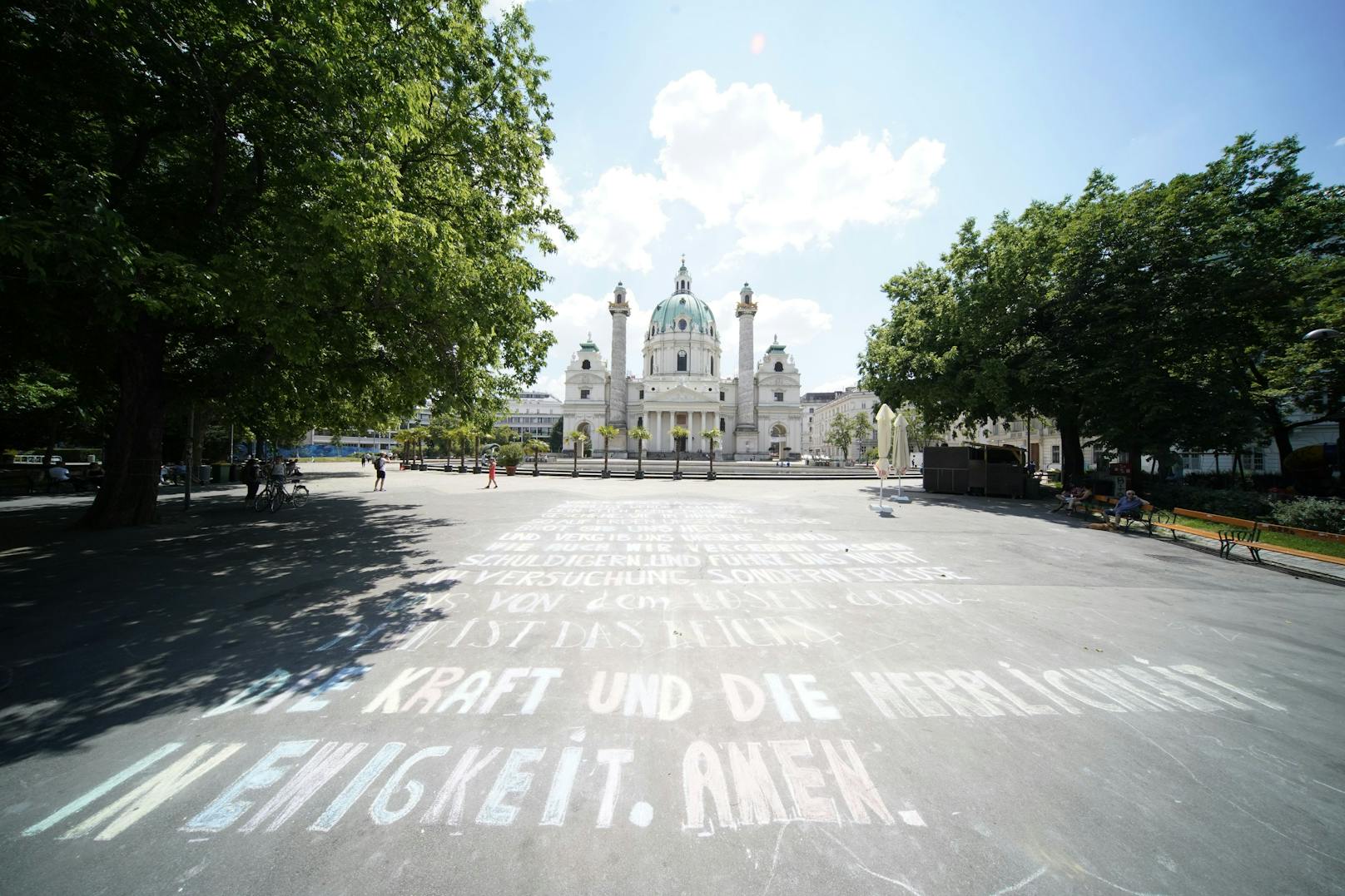 Ein großes Kreide-Graffiti wurde vor der Karlskirche angebracht.