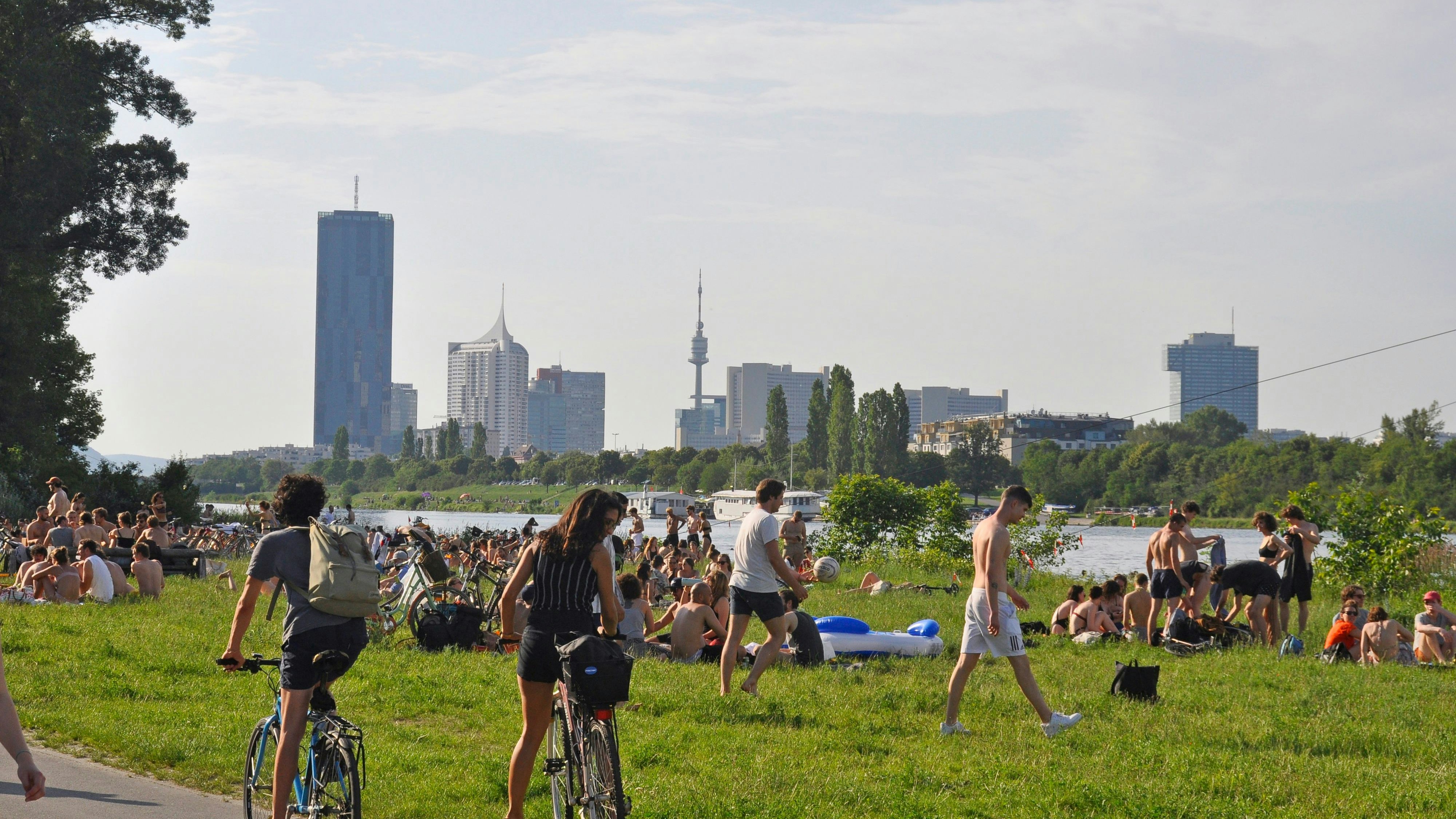 Voller Badeplatz auf der Wiener Donauinsel, Wien. Symbolbild