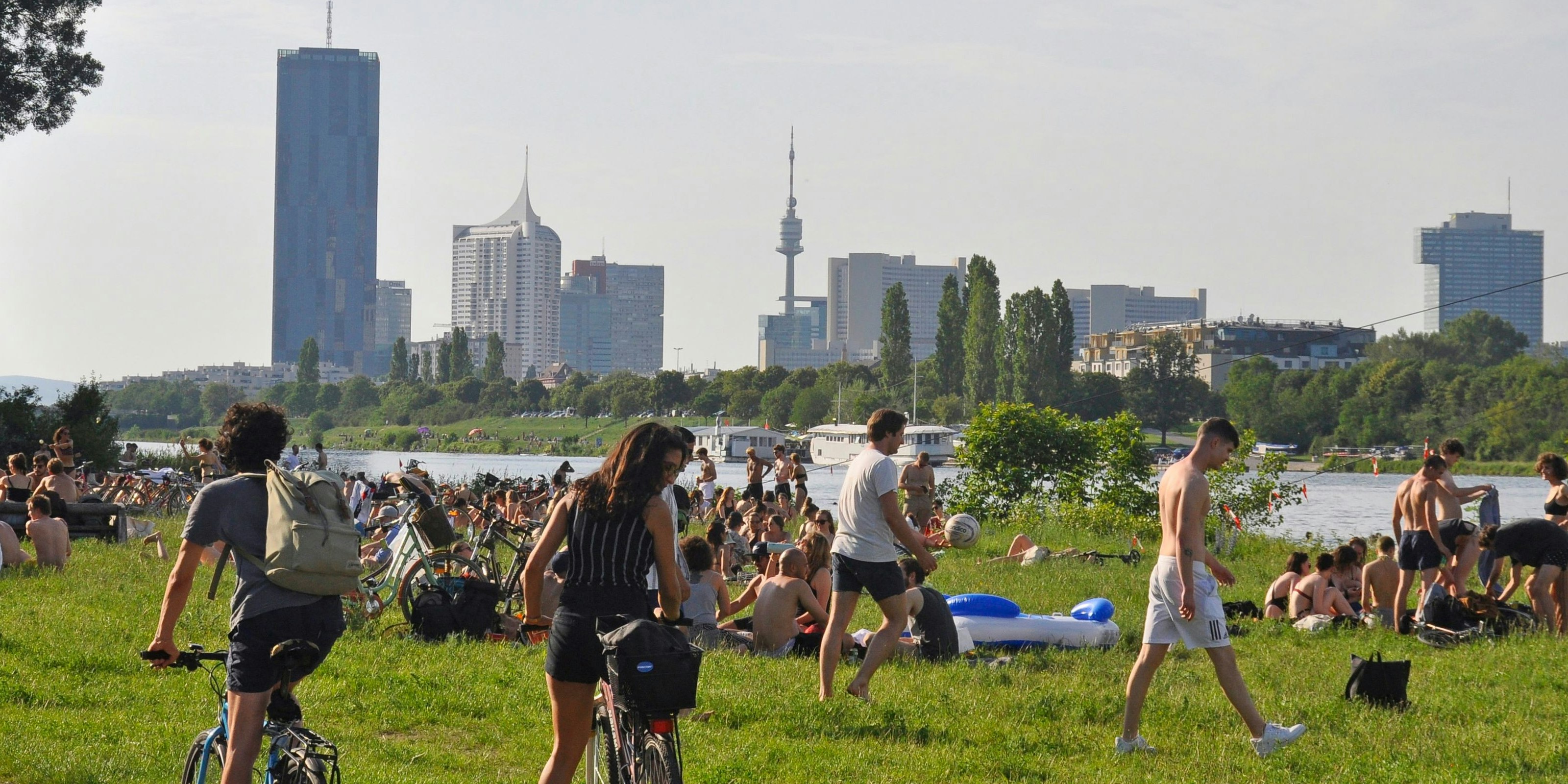 Voller Badeplatz auf der Wiener Donauinsel, Wien. Symbolbild