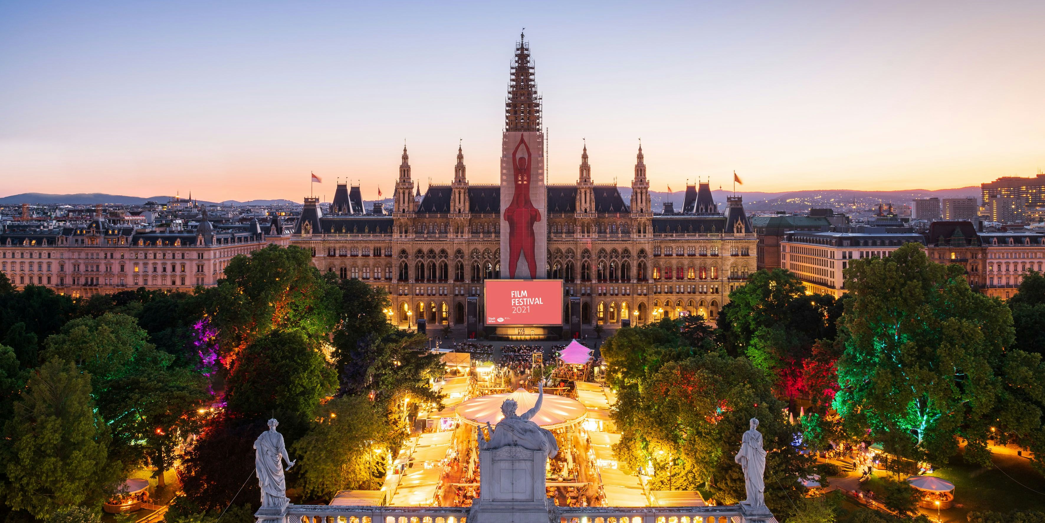 Das Programm ist tatsächlich vielfältig, von Oper über Pop bis Musical und Jazz ist alles dabei. Auch die beliebten Gastrostandl kehren von 3. Juli bis 4. September zurück. Wie viele heuer für das leibliche Wohl der Besucher sorgen werden, steht aber noch nicht fest. 