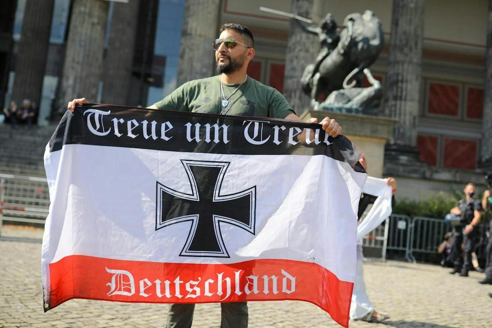 Er wettert gerne gegen die «Diktatur» in Deutschland, während er die Reichsflagge zeigt: Hildmann wird seit Februar per Haftbefehl gesucht.