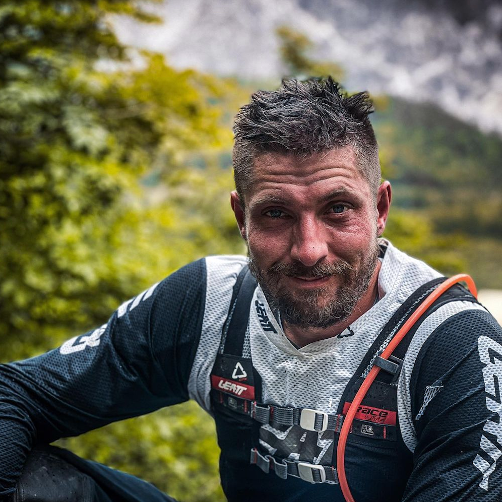 Marcel Hirscher ist nach seinem Enduro-Ausritt kaum wiederzuerkennen.