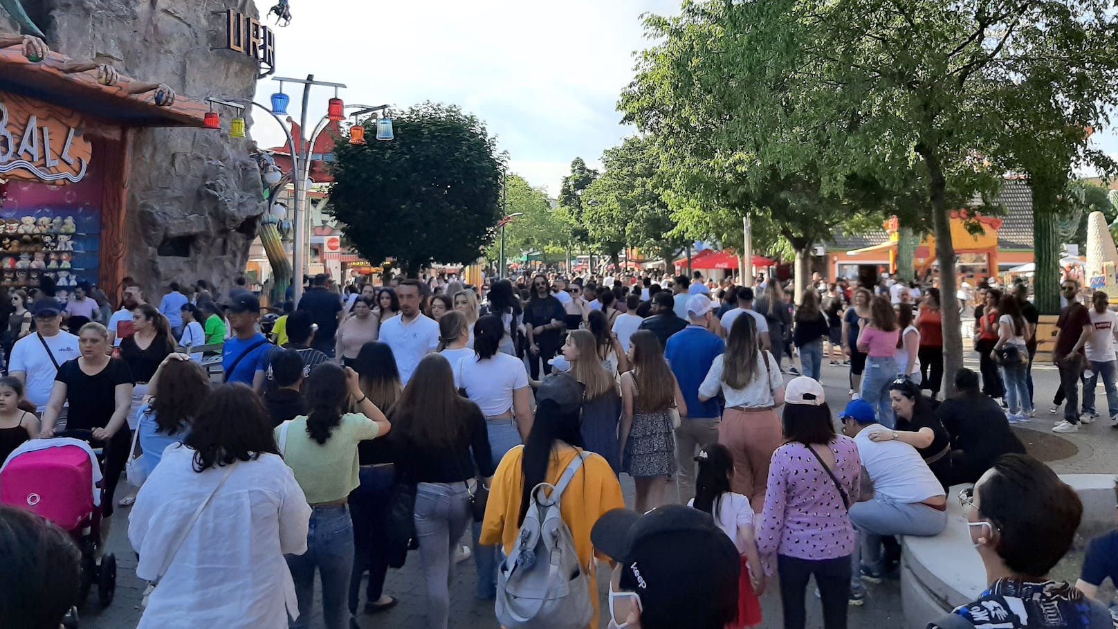 Menschenmassen im Wiener Prater am Donnerstag, 3. Juni 2021. Symbolbild