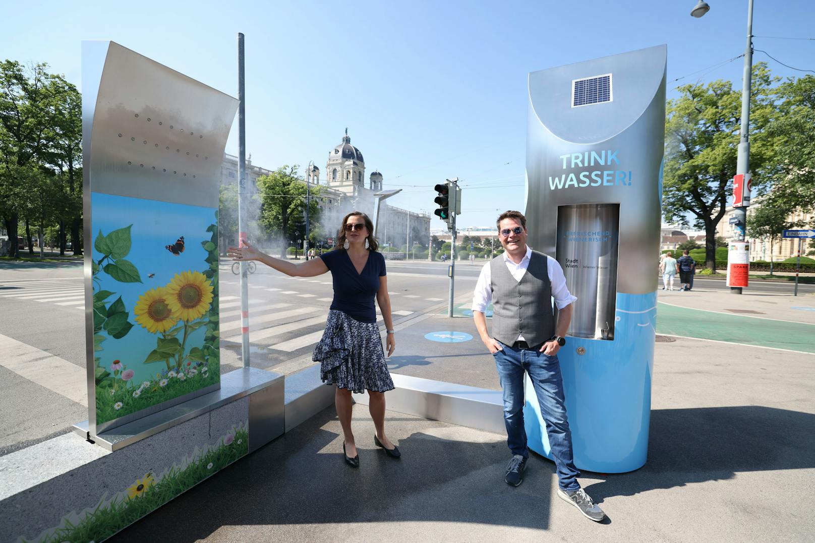 Stadträte Sima und Czernohorszky präsentieren die neuen Wasserinstallationen.