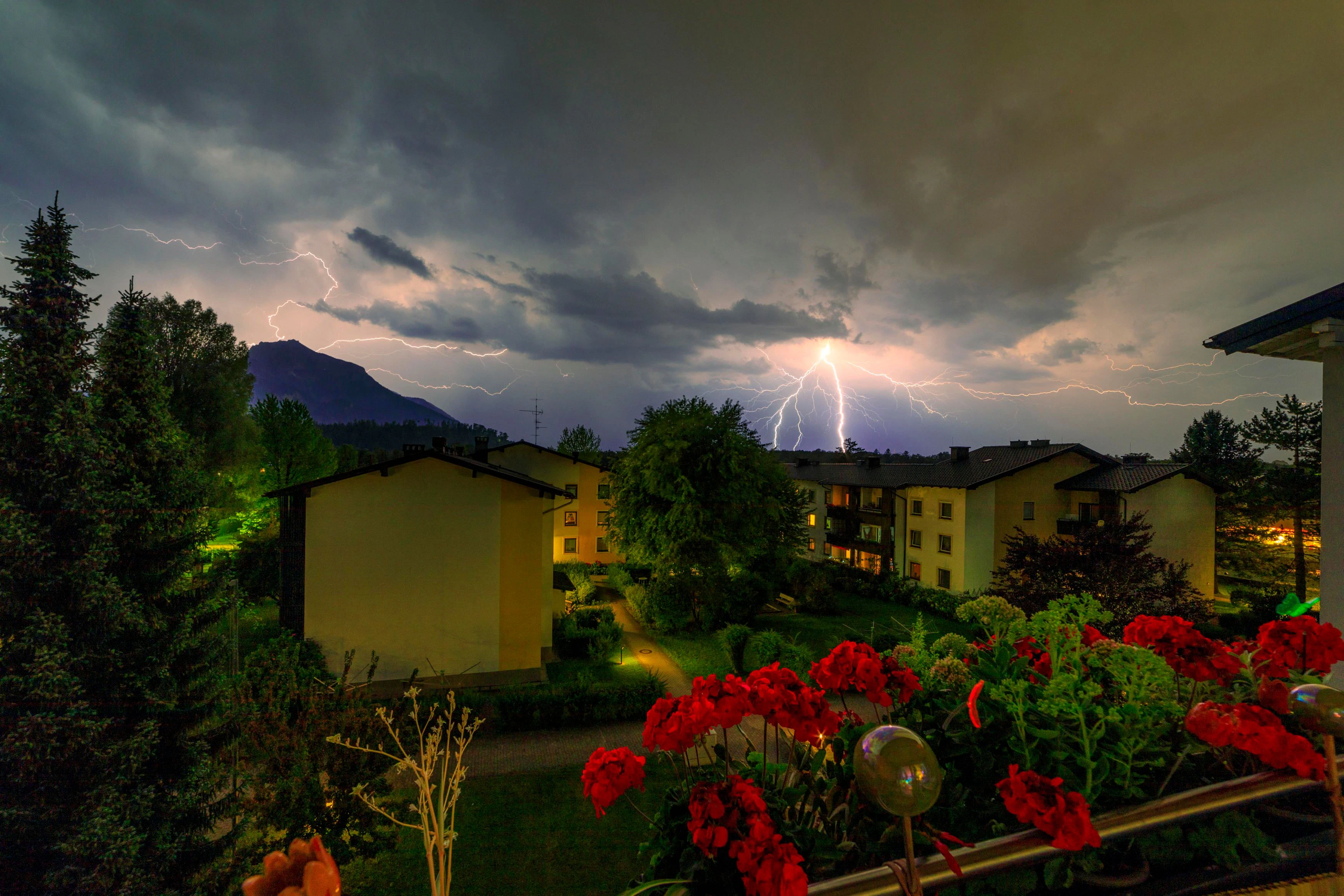 as Gewitter über der Stadt Salzburg und dem Untersberg links