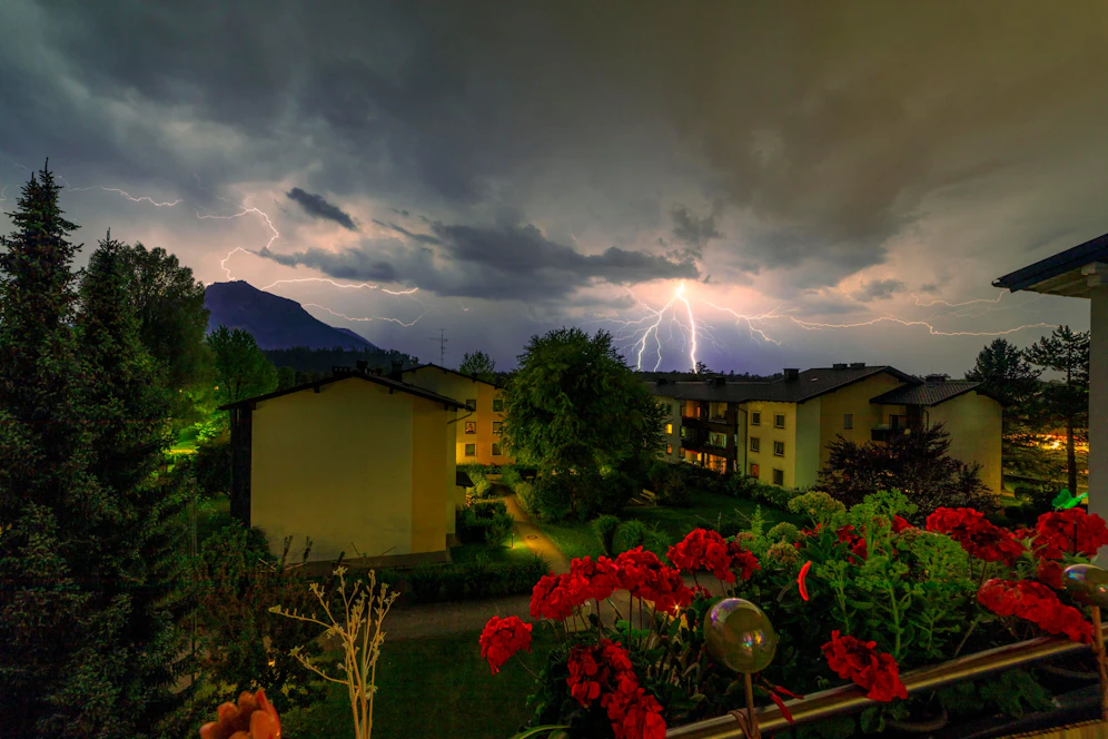 Ein Gewitter über der Stadt Salzburg und dem Untersberg links.