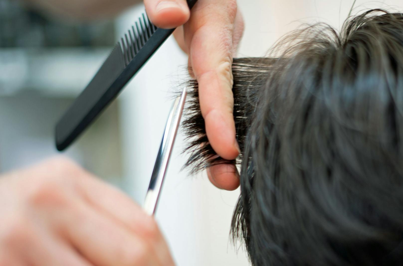 Ab 1. Juli kann beim Friseur wieder durchgeatmet werden.