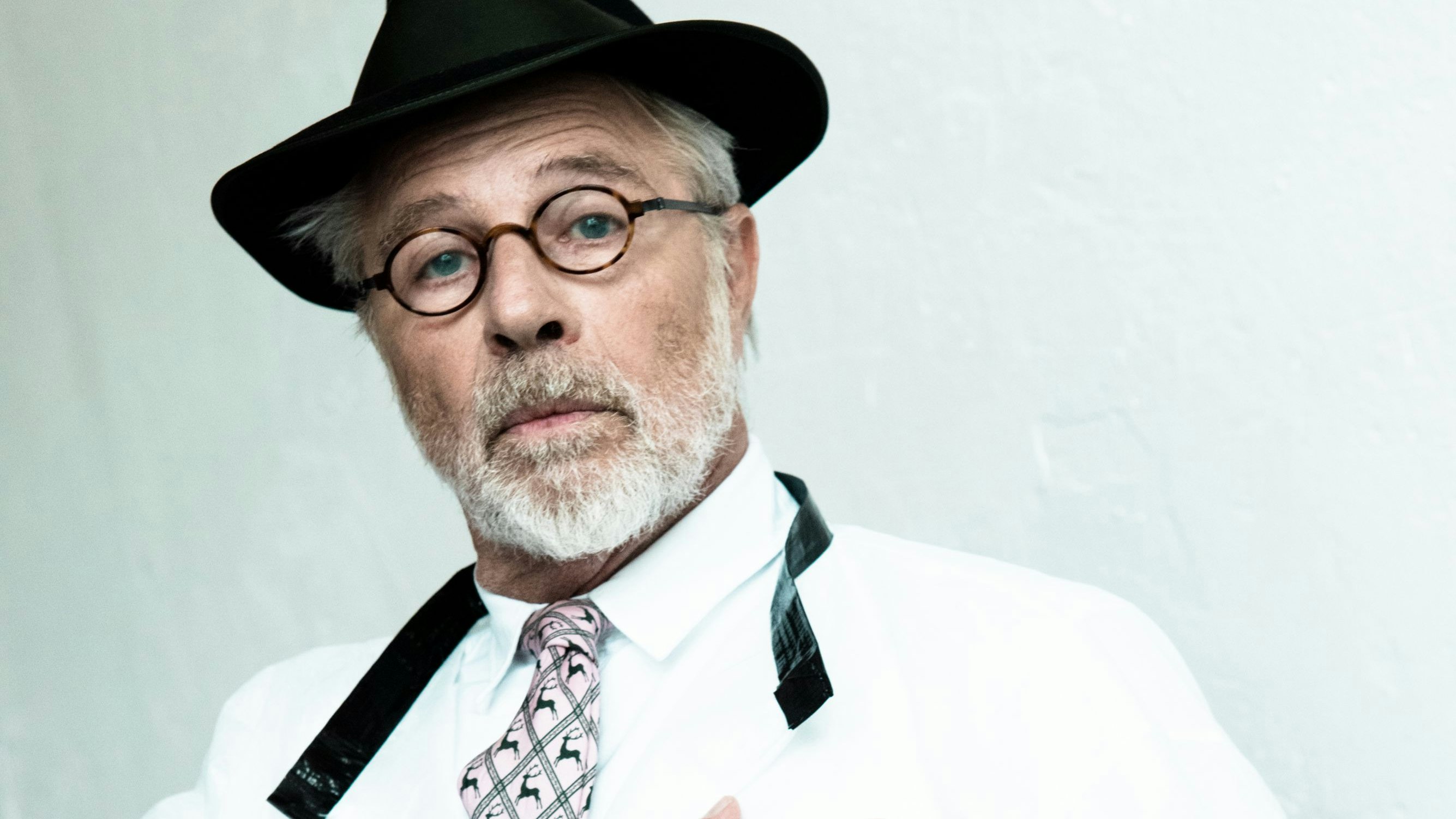 Adi Hirschal musste mit Schmerzen ins Krankenhaus. 