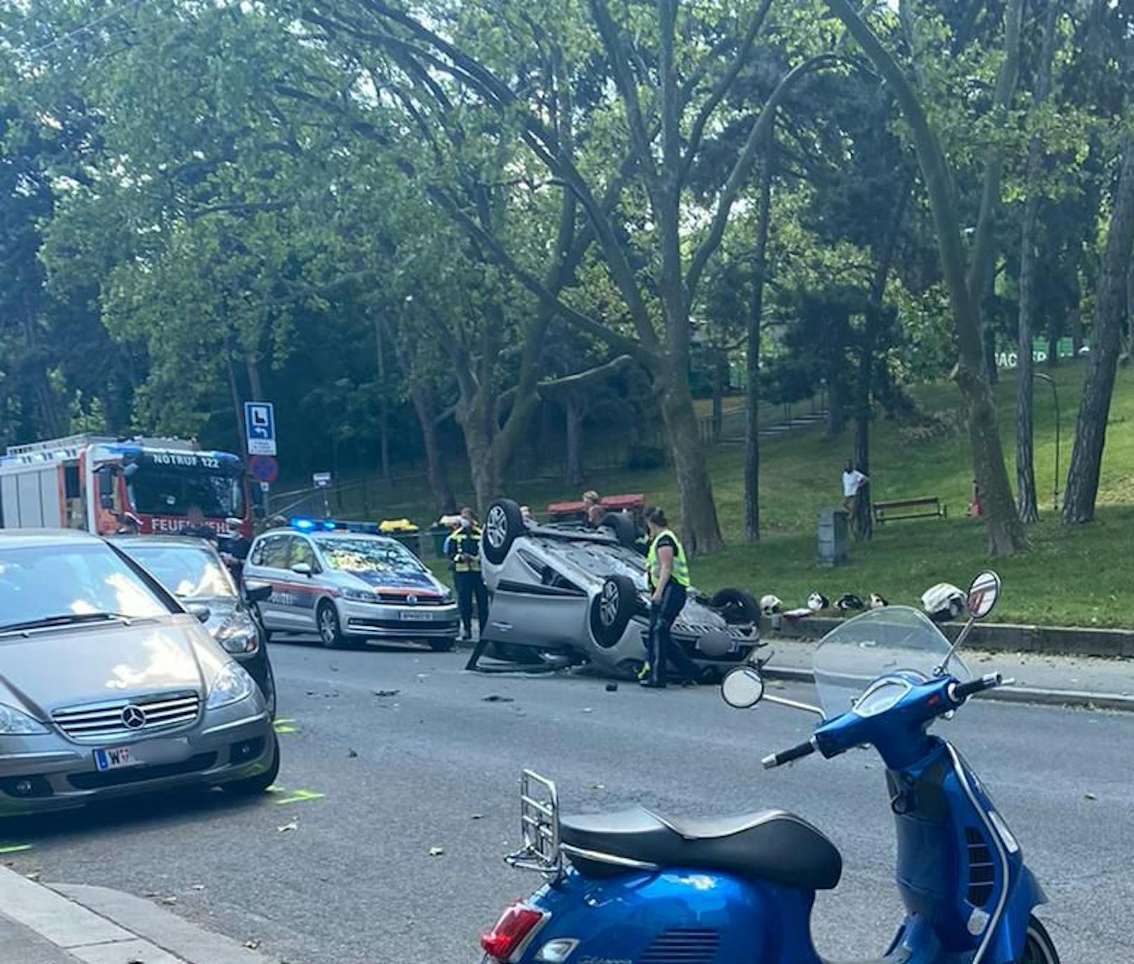 Spektakulärer Crash auf der Krottenbachstraße in Wien-Döbling 