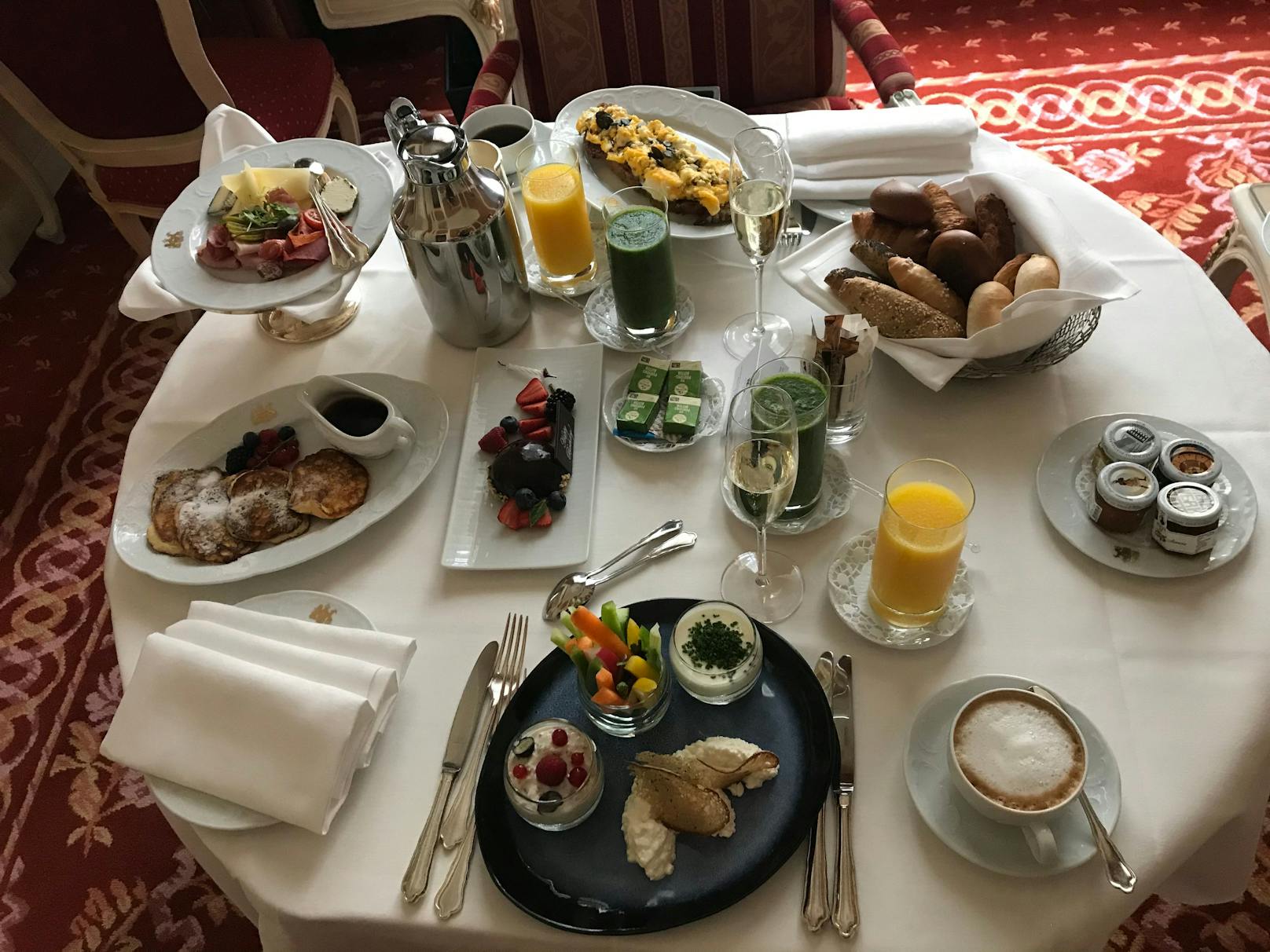 Ein Frühstück, das keine Wünsche offen lässt, aufgenommen in der Suite im<em><strong> Hotel Imperial.</strong></em>