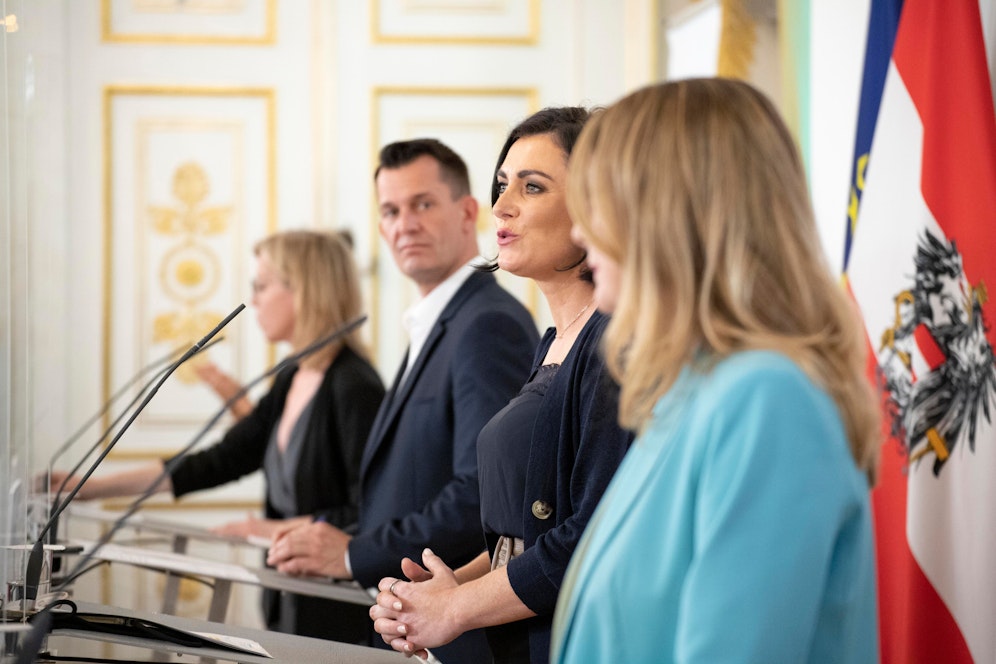 Pressekonferenz nach dem Ministerrat mit Klimaschutzministerin Leonore Gewessler (GRÜNE), Wirtschaftsministerin Margarete Schramböck (ÖVP), Gesundheitsminister Wolfgang Mückstein (GRÜNE) und Landwirtschaftsministerin Elisabeth Köstinger (ÖVP)