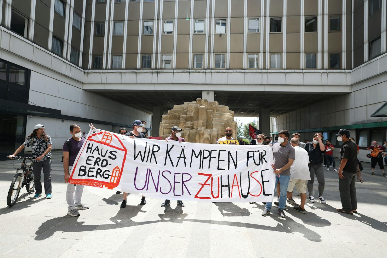 Mit einer Demo protestierten heute, Mittwoch, Bewohner und Mitarbeiter des "Haus Erdberg" gegen die Schließung der Flüchtlingsunterkunft.