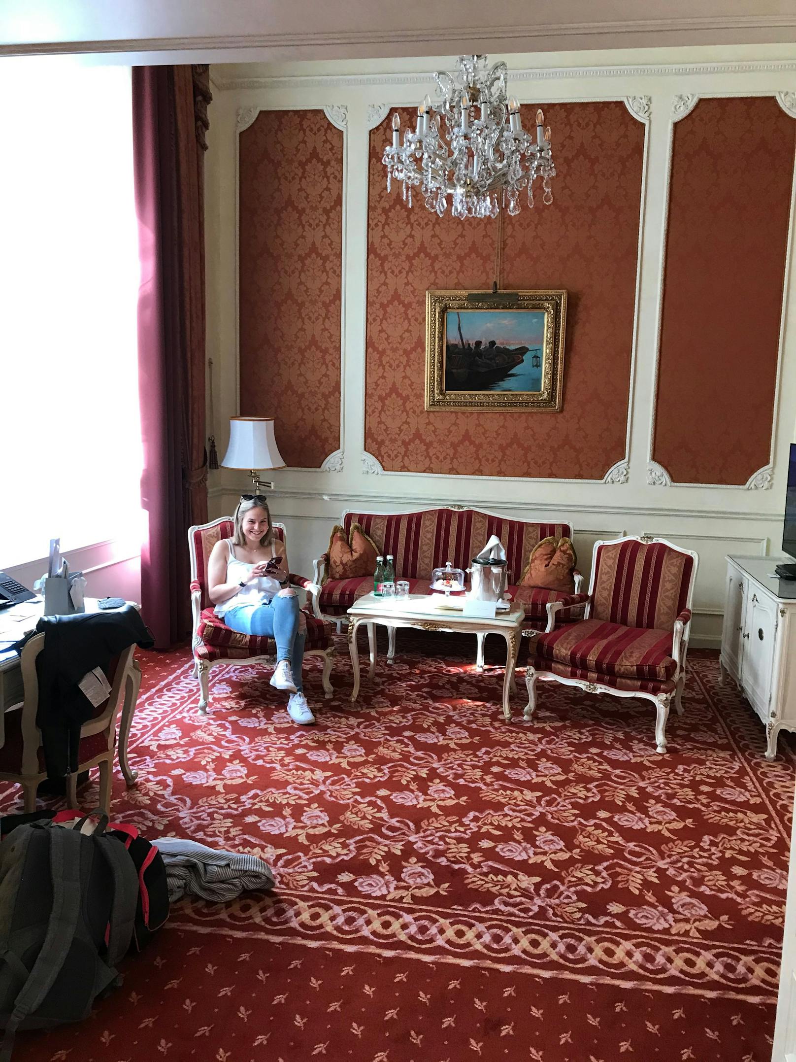 Julia in der Hotelsuite im <em><strong>Hotel Imperial</strong></em>