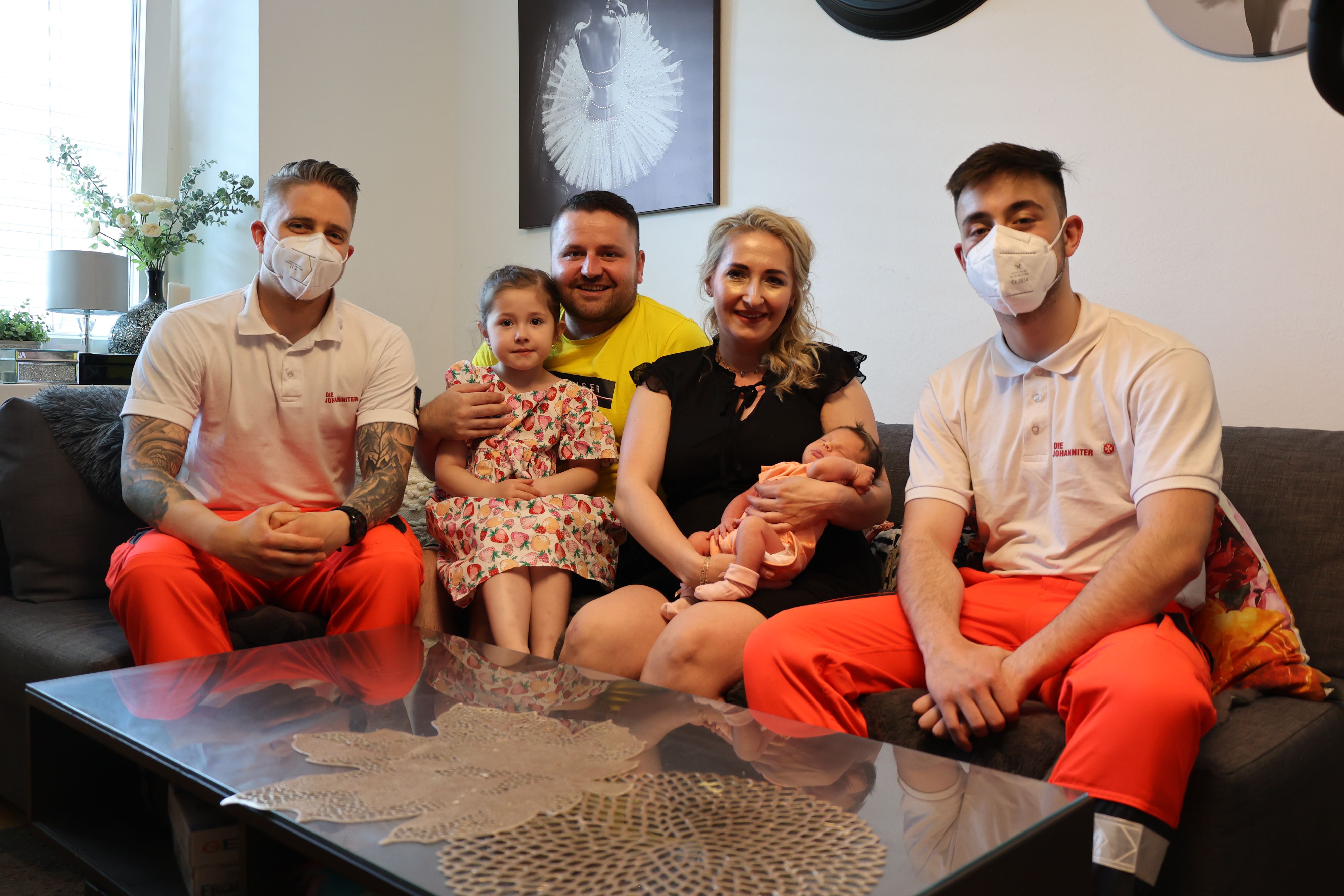 (v.li.): Rettungssanitäter Matthias Pfeiffer, Vater Dominik, Schwester Amelia (5 Jahre), Mutter Izzbela mit Baby Blanka und Rettungssanitäter Sascha Hofbauer