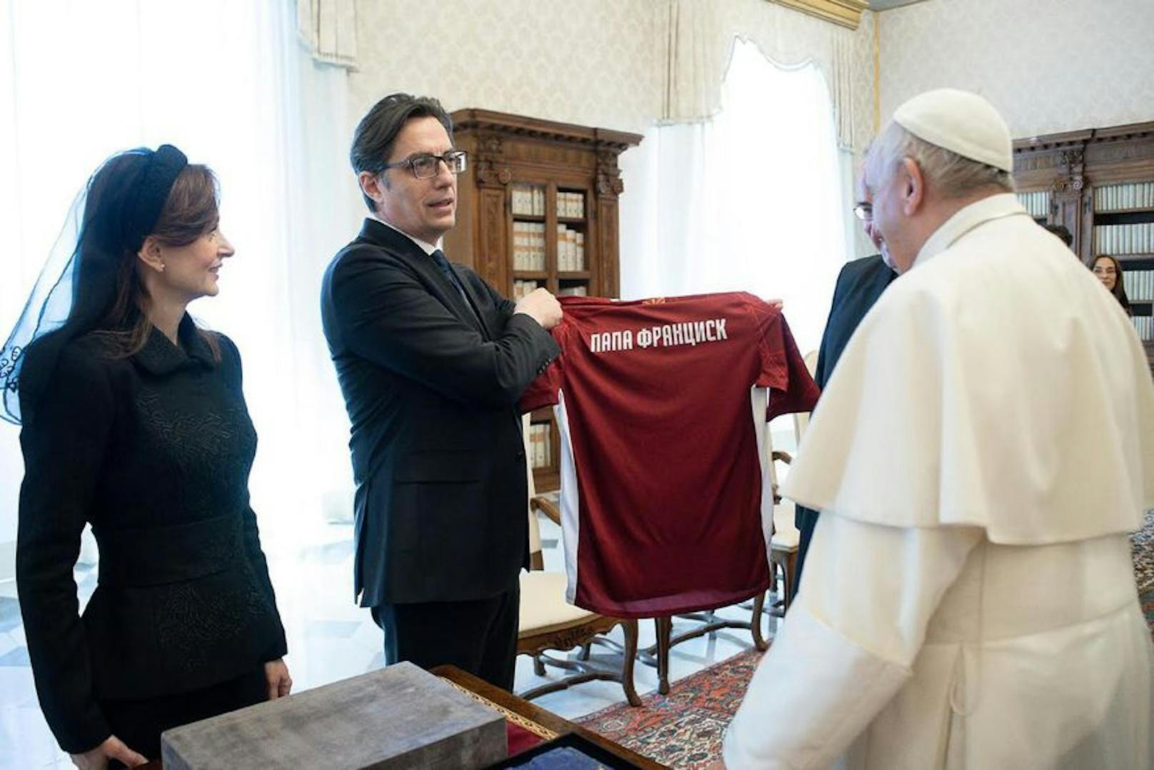 Der Papst erhielt ein nordmazedonisches Trikot. 