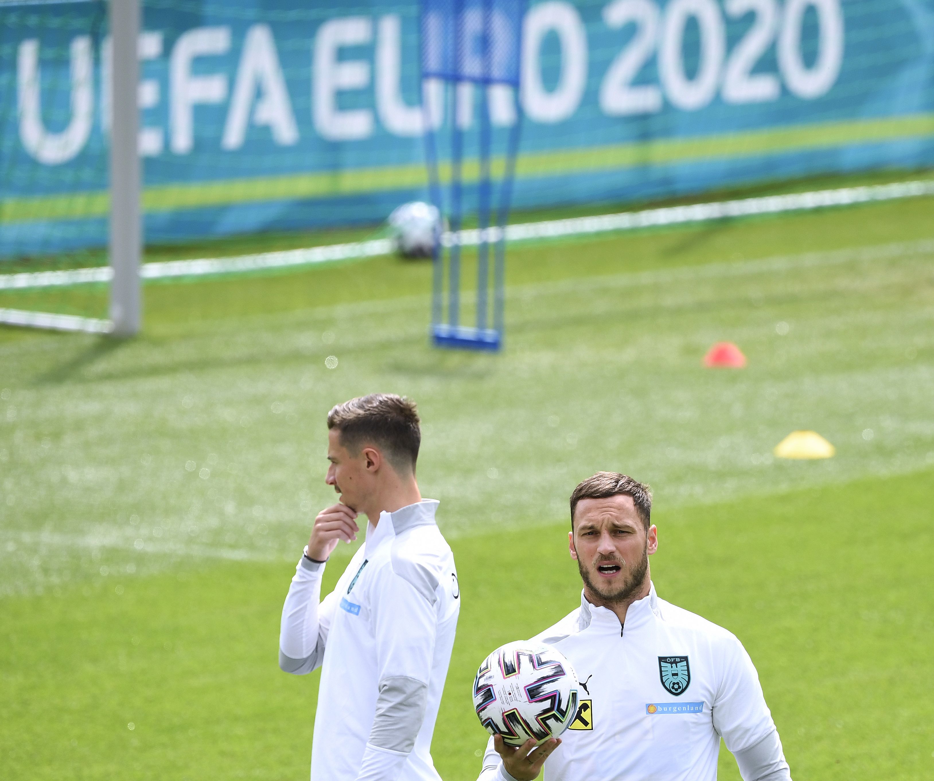 Marko Arnautovic nimmt die Bälle unter die Lupe.