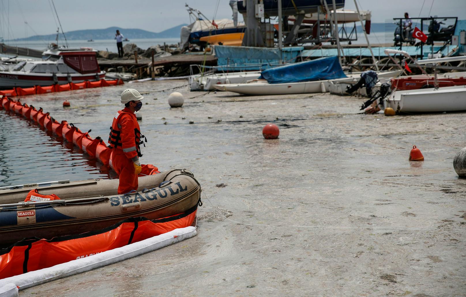 Eine widerliche Schleimschicht bedeckt derzeit das Marmarameer bei Istanbul. Die türkische Regierung will nun dagegen vorgehen.