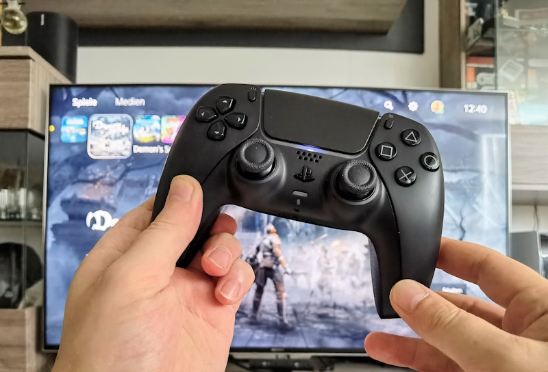 Im Dunklen ist der Controller dabei tatsächlich "tiefschwarz", fällt jedoch Licht darauf, "graut" er etwas auf. Ein absolut schickes Teil, das aufgrund der Farbe aber jeden Staubfusel gleich umso deutlicher zeigt.