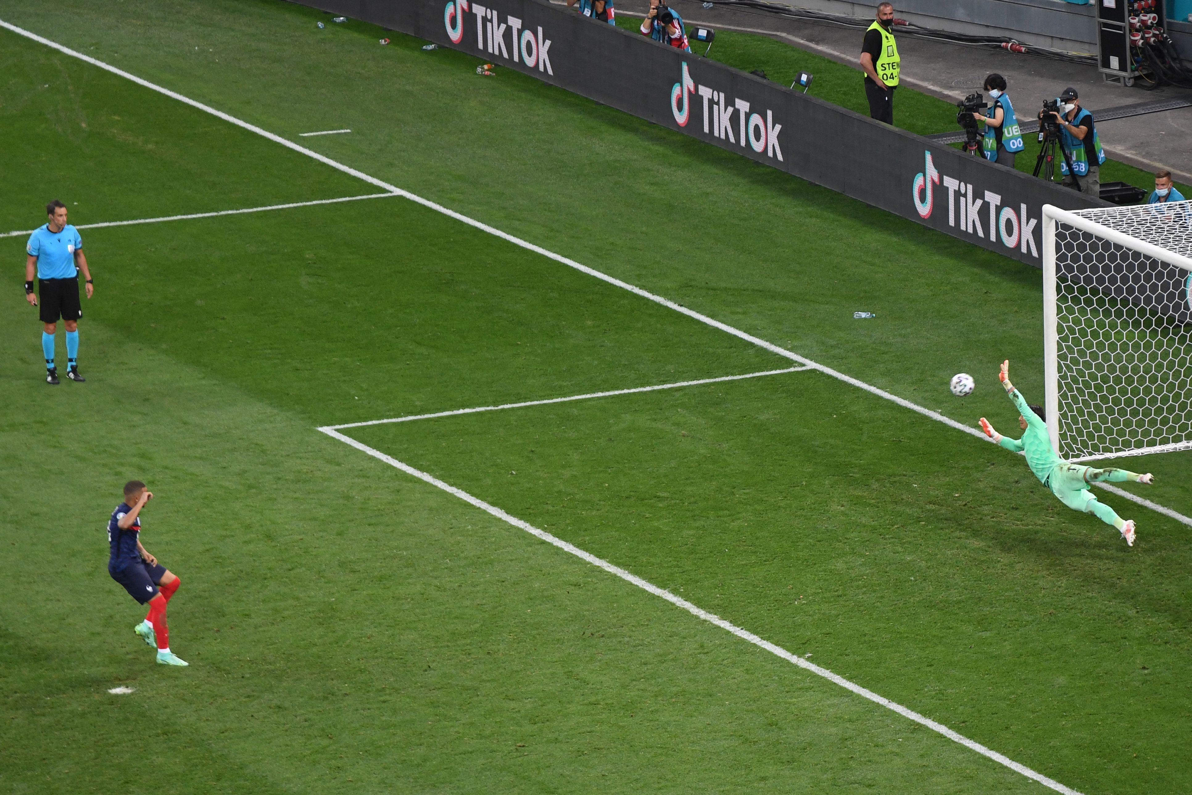 Kylian Mbappe scheitert im Elfmeterschießen an Yann Sommer. 