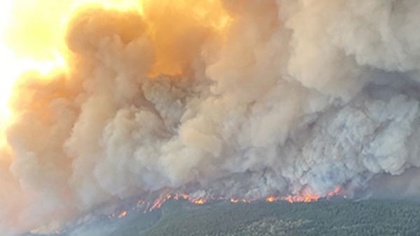 Download von www.picturedesk.com am 01.07.2021 (14:01).  *** SERVICEBILD *** This handout photo courtesy of BC Wildfire Service shows the Sparks Lake wildfire, British Columbia, seen from the air on June 29, 2021. - Multiple fires have broken out in British Columbia and evacuation orders have been issued for the village of Lytton, which has set a new temperature record by reaching 121 degrees Fahrenheit (49.5 degrees Celsius) in recent days. The scorching heat stretching to Canada's Arctic territories has been blamed on a high-pressure "heat dome" trapping warm air in the region. (Photo by - / BC Wildfire Service / AFP) / RESTRICTED TO EDITORIAL USE - MANDATORY CREDIT "AFP PHOTO / BC Wildfire Service" - NO MARKETING - NO ADVERTISING CAMPAIGNS - DISTRIBUTED AS A SERVICE TO CLIENTS - 20210630_PD11179 - Rechteinfo: Servicebild (SB) Bei diesem Bild ist PictureDesk ausschließlich technischer Dienstleister und stellt eine technische Bearbeitungsgebühr in Rechnung. PictureDesk ist weder Urheber noch Rechteinhaber. Die Nutzung liegt in alleiniger Verantwortung des Kunden. Nur für redaktionelle Nutzung! Werbliche Nutzung erfordert Freigabe: bitte schicken Sie uns eine Anfrage.