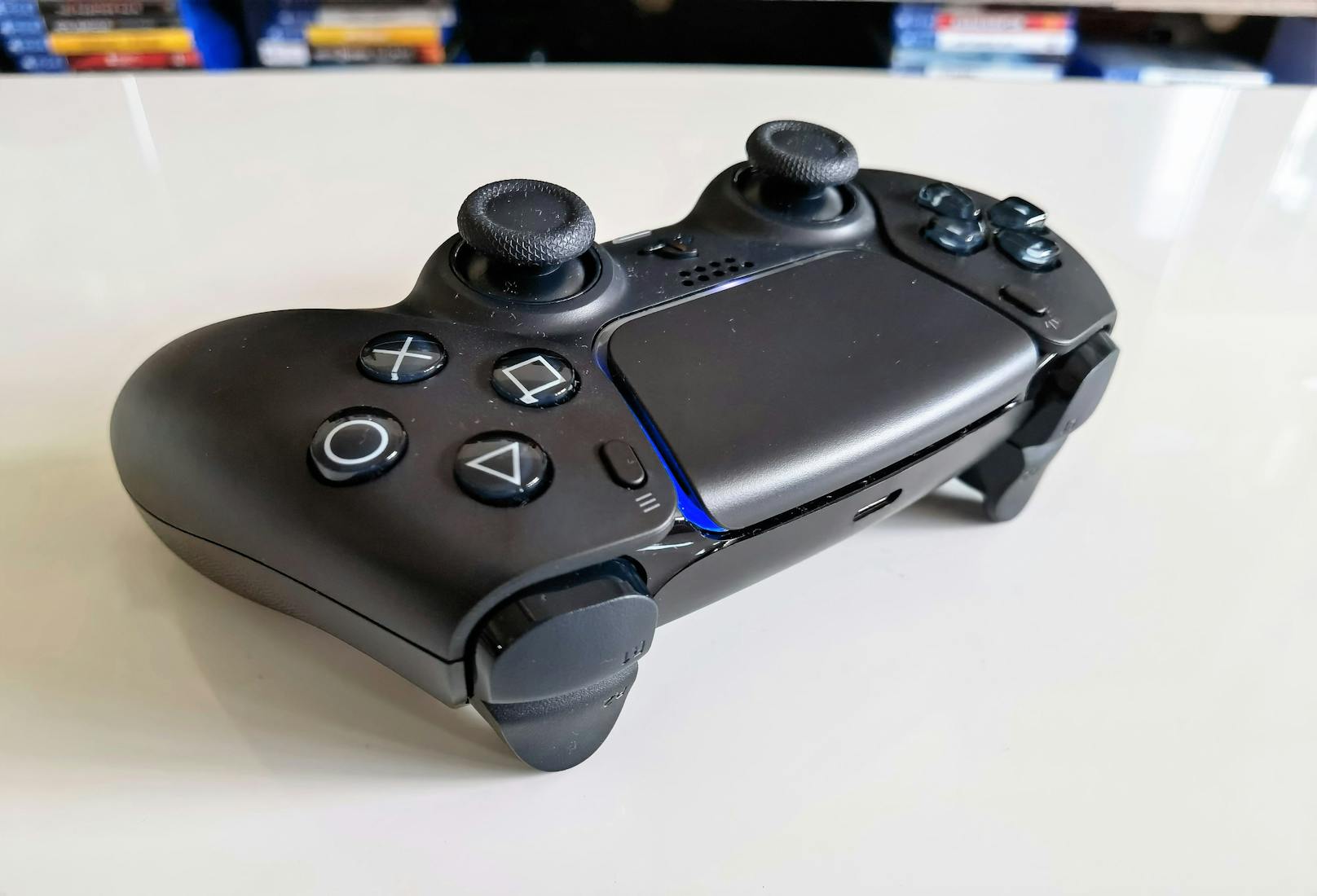 Als Gaming-Gerät spielt der DualSense seine gewaltigen Stärken aus. Der Controller greift sich zwar bezüglich der Form beinahe identisch...