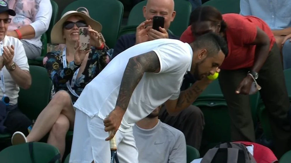 Nick Kyrgios holt sich einen Ratschlag aus dem Publikum. 