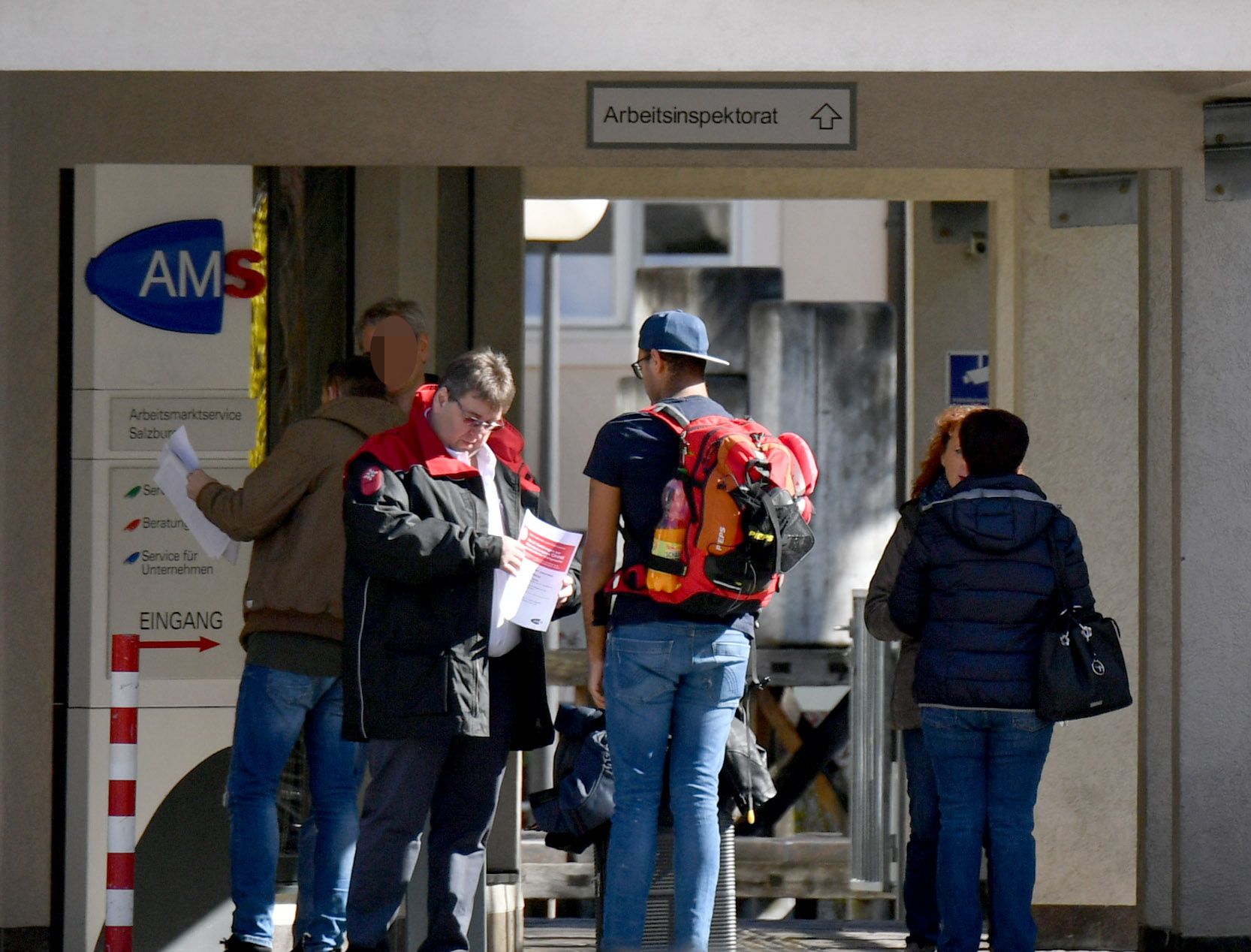 Zusammen mit dem Arbeitsmarktservice will die Bundesregierung mit der "Aktion Sprungbrett" bis zu 50.000 Langzeitarbeitslose wieder in Beschäftigung bringen. 