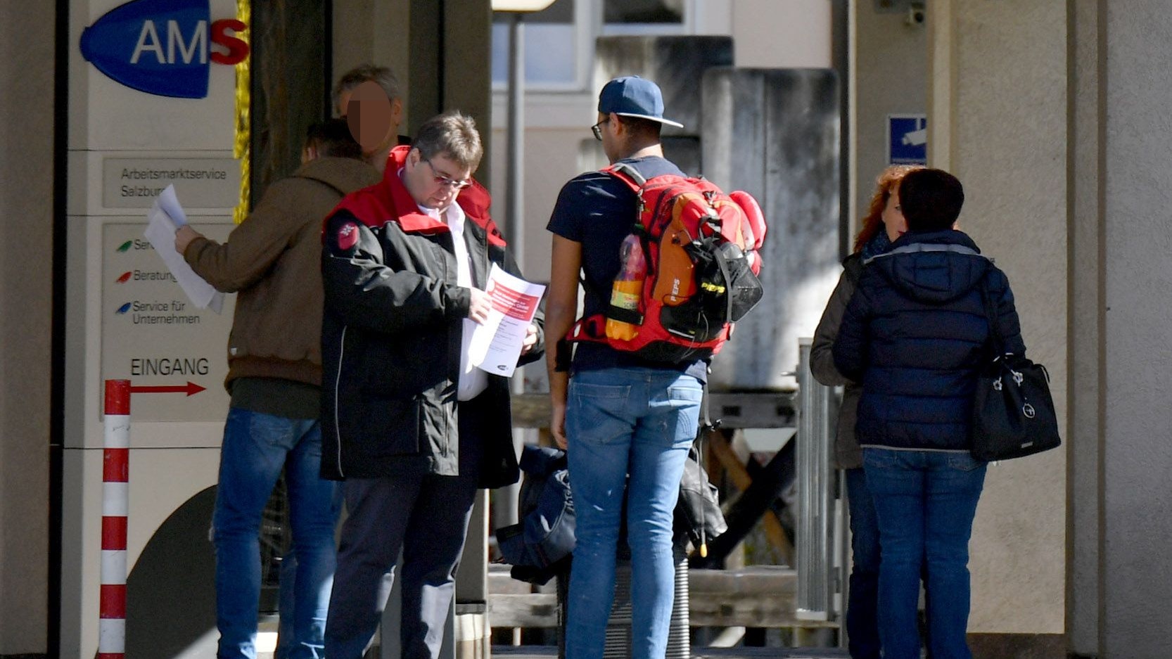 Zusammen mit dem Arbeitsmarktservice will die Bundesregierung mit der "Aktion Sprungbrett" bis zu 50.000 Langzeitarbeitslose wieder in Beschäftigung bringen. 