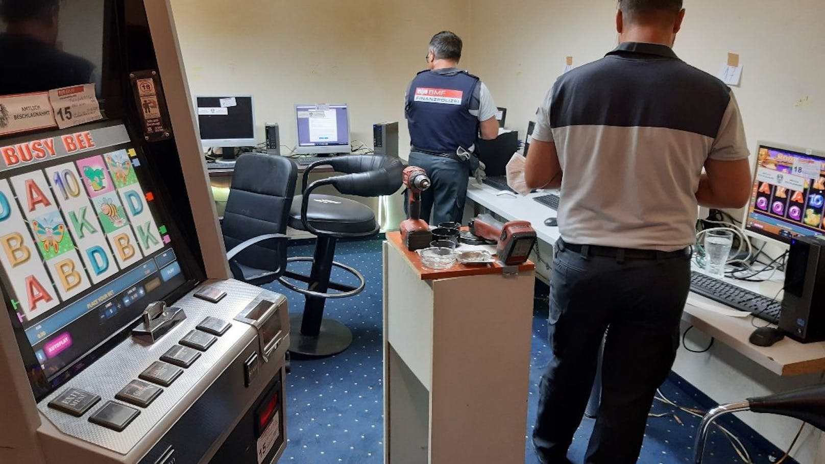  Finanzpolizei hebt illegale Glücksspielhölle in Wien-Ottakring aus