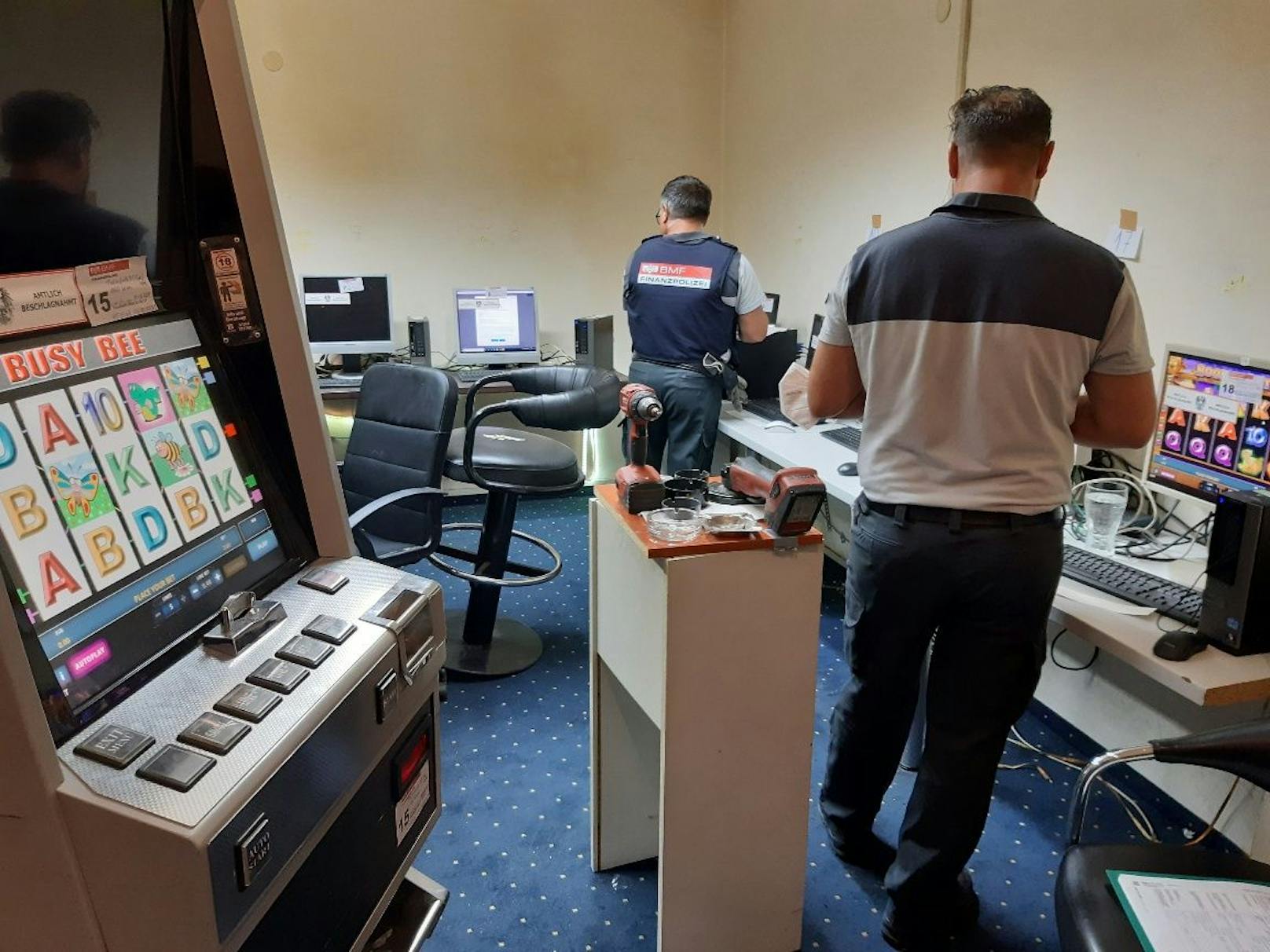  Finanzpolizei hebt illegale Glücksspielhölle in Wien Ottakring aus