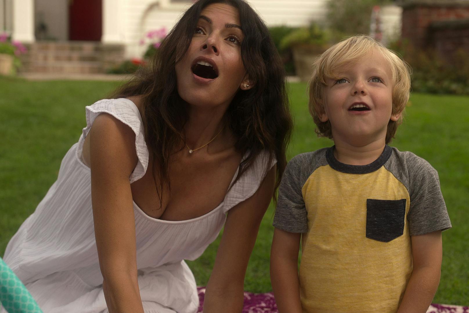 Billie (Sarah Shahi) mit ihrem Sohn in der Netflixserie "Sex/Life"