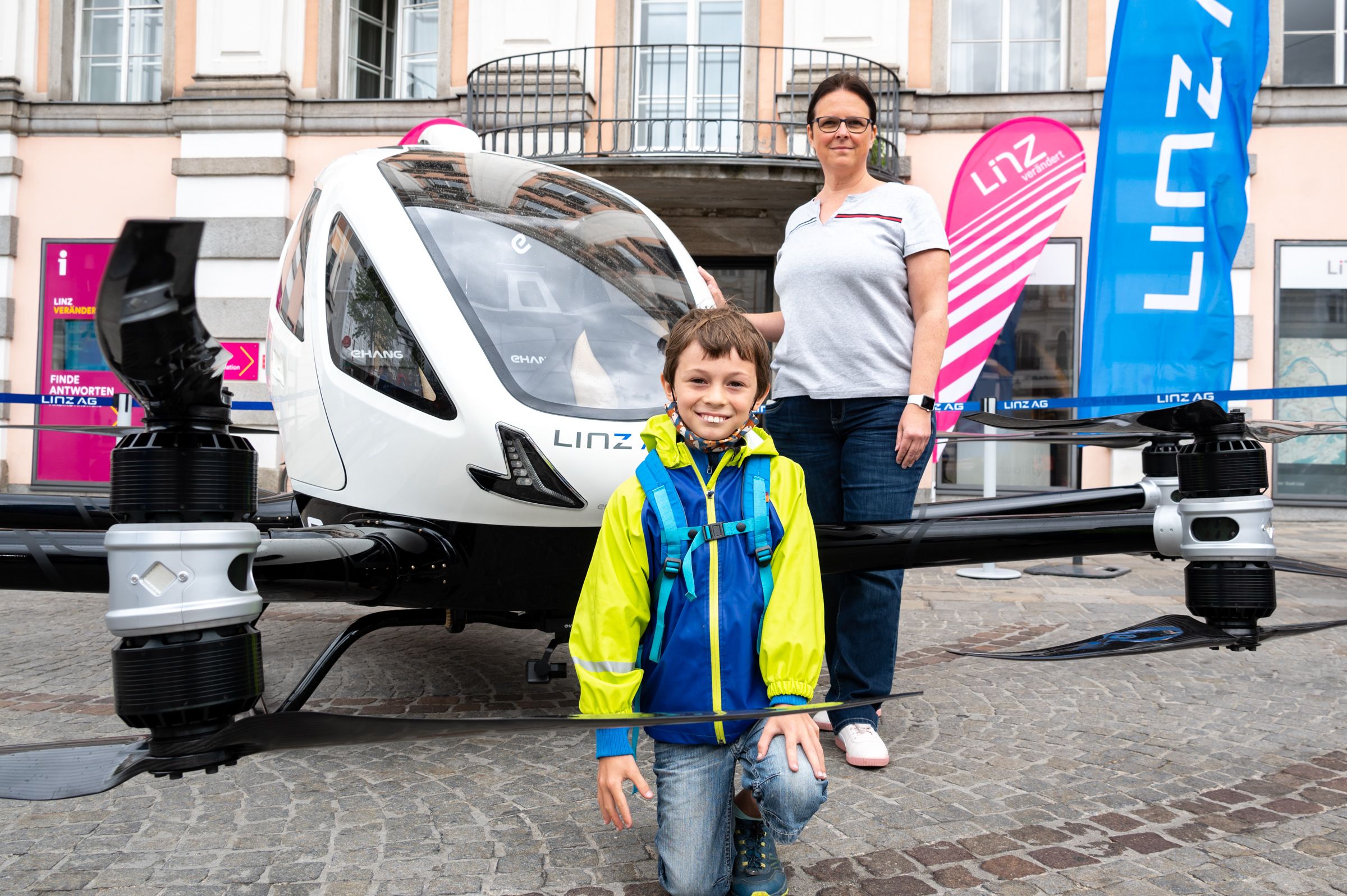 Schüler Leonard (8) und eine Lehrerin Nikola Mader bewunderten die Drohne.