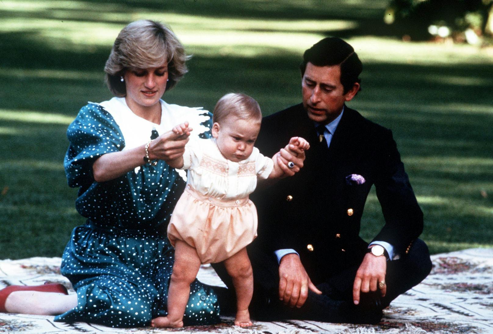 Der kleine William macht seine ersten Schritte. Diana unterstützt ihn dabei.