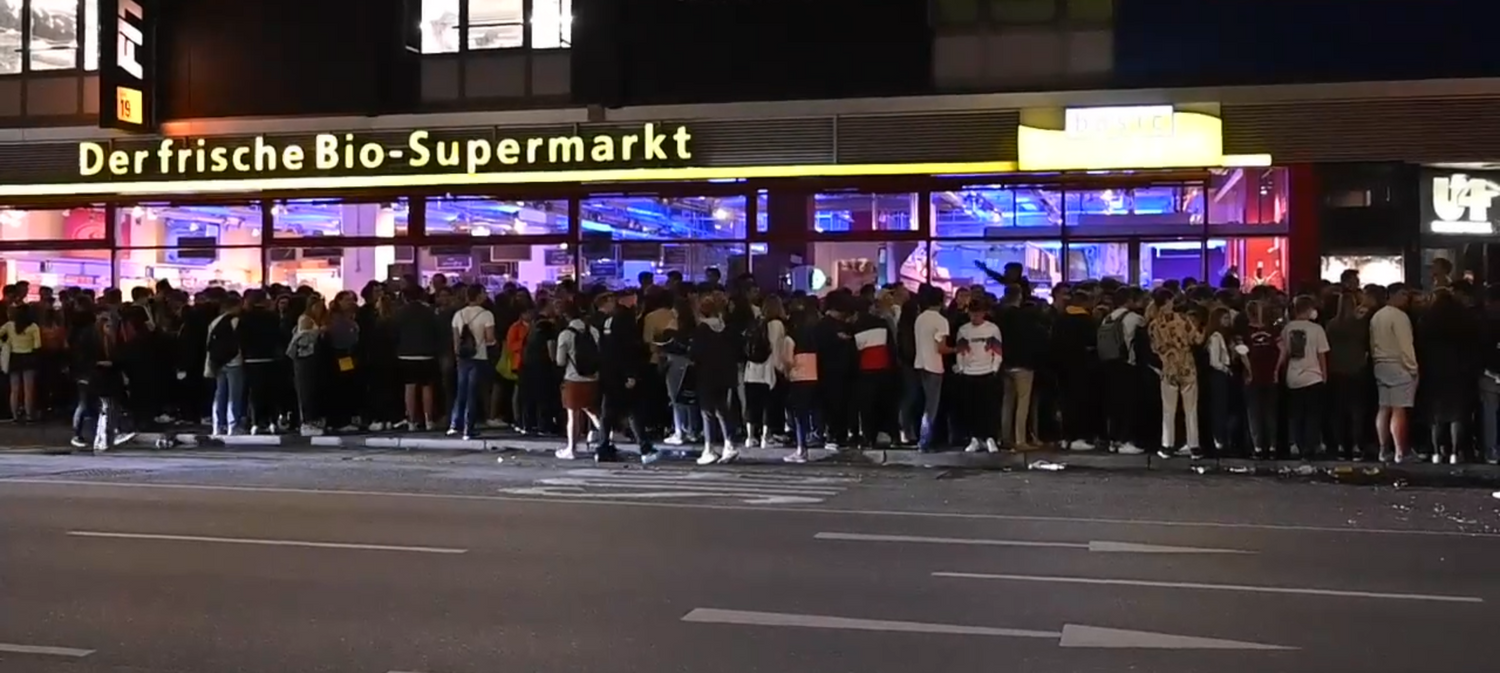 Hunderte Menschen standen in Party-Schlange auf der Schönbrunner Straße.